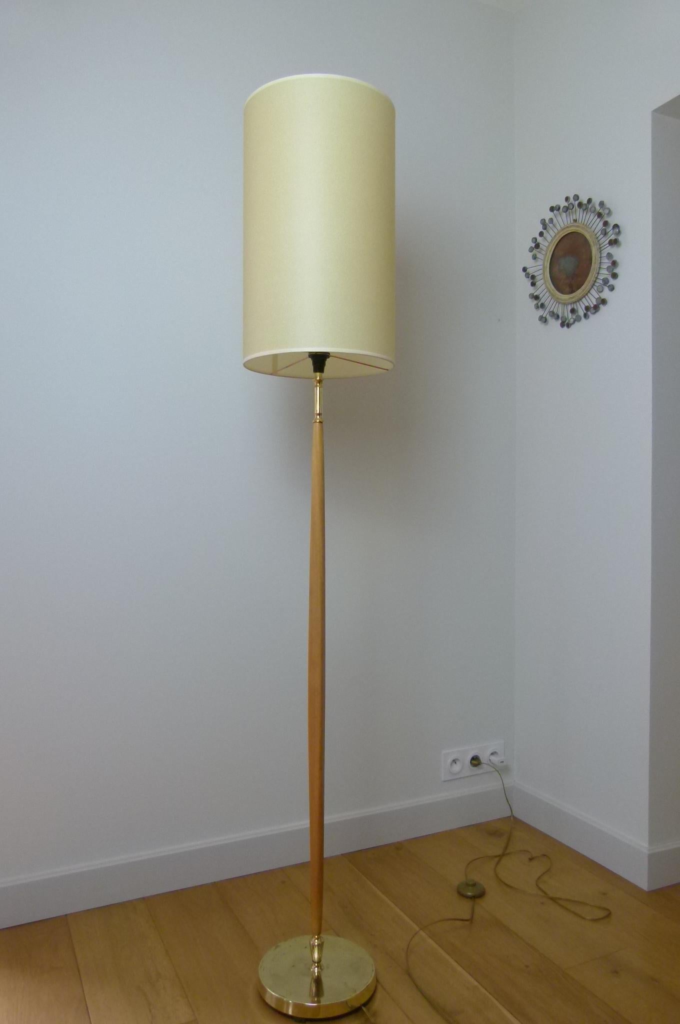 Lámpara de pie compuesta por una base circular de latón y un brazo de madera de teca.
Sade cilíndrico.
Obra francesa de hacia 1960.
Perfecto estado.
 