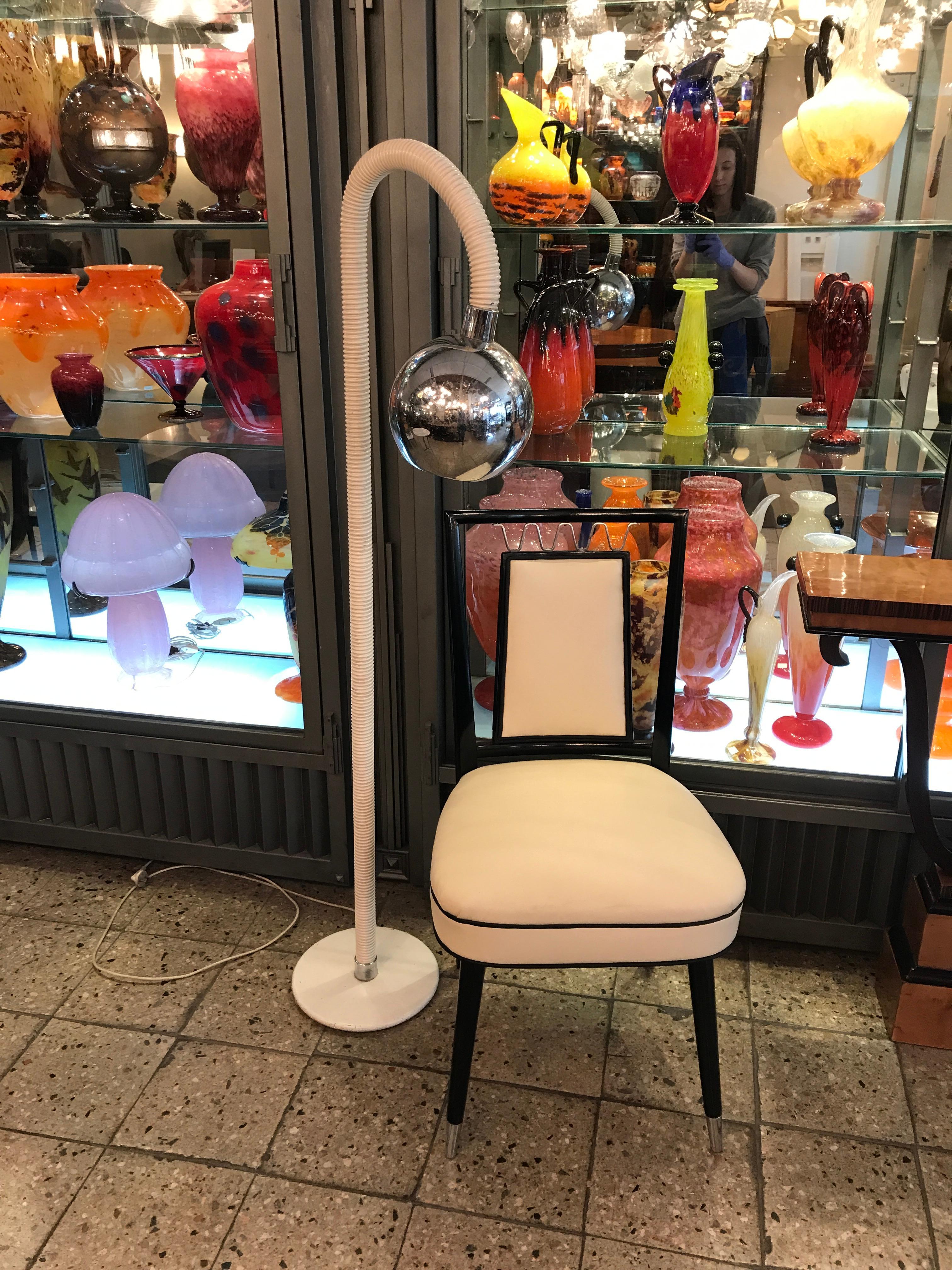 Floor lamp Art Deco

Material: chrome and glass
German
1920
You want to live in the golden years, those are the floor lamps that your project needs.
We have specialized in of Art Deco and Art Nouveau styles since 1982.
Pushing the button that reads