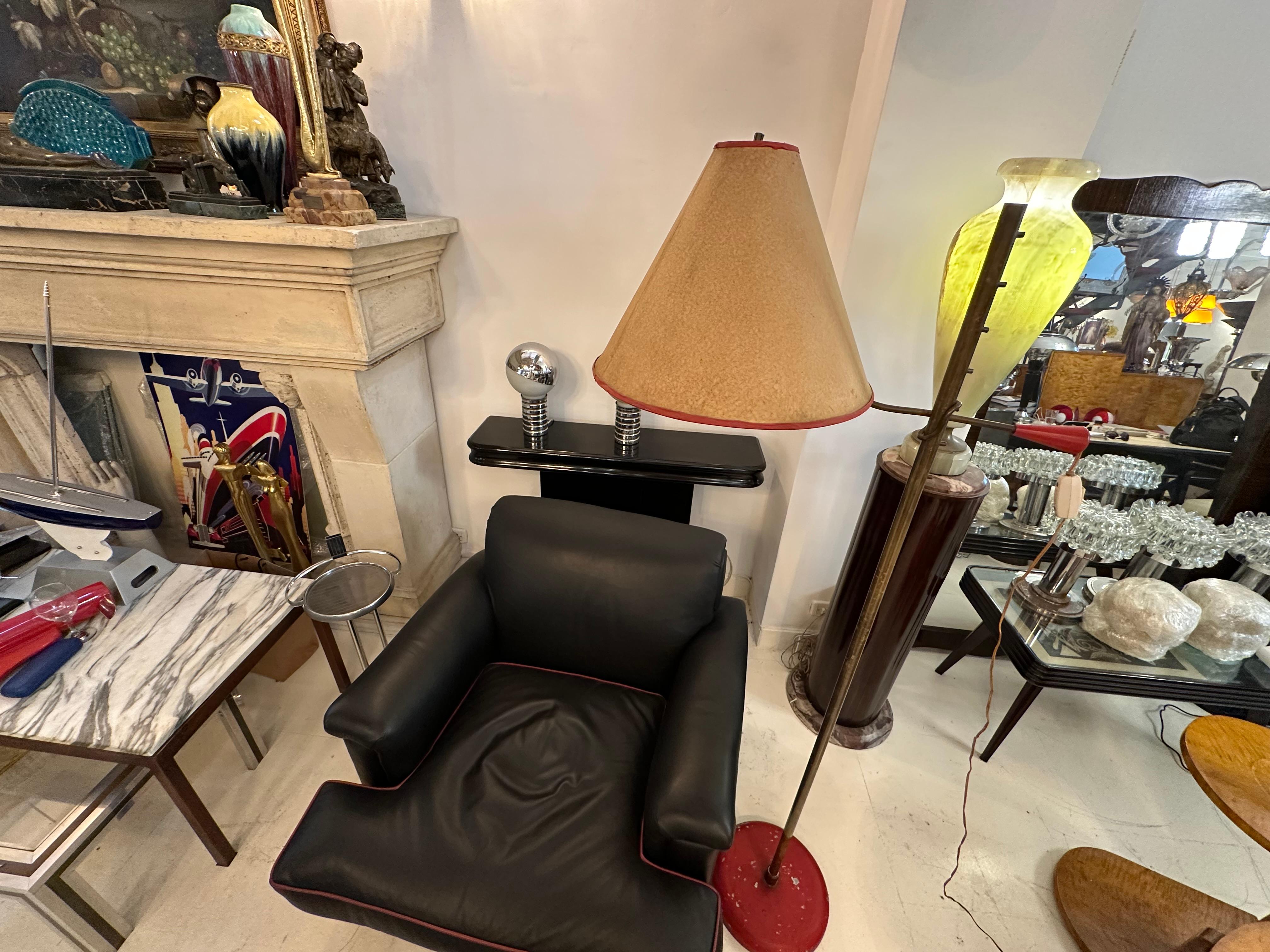 Lámpara de pie 

italiano
1960
Quieres vivir en los años dorados, esas son las lámparas de pie que necesita tu proyecto.
Estamos especializados en estilos Art Déco y Art Nouveau desde 1982.
Pulsando el botón que dice 