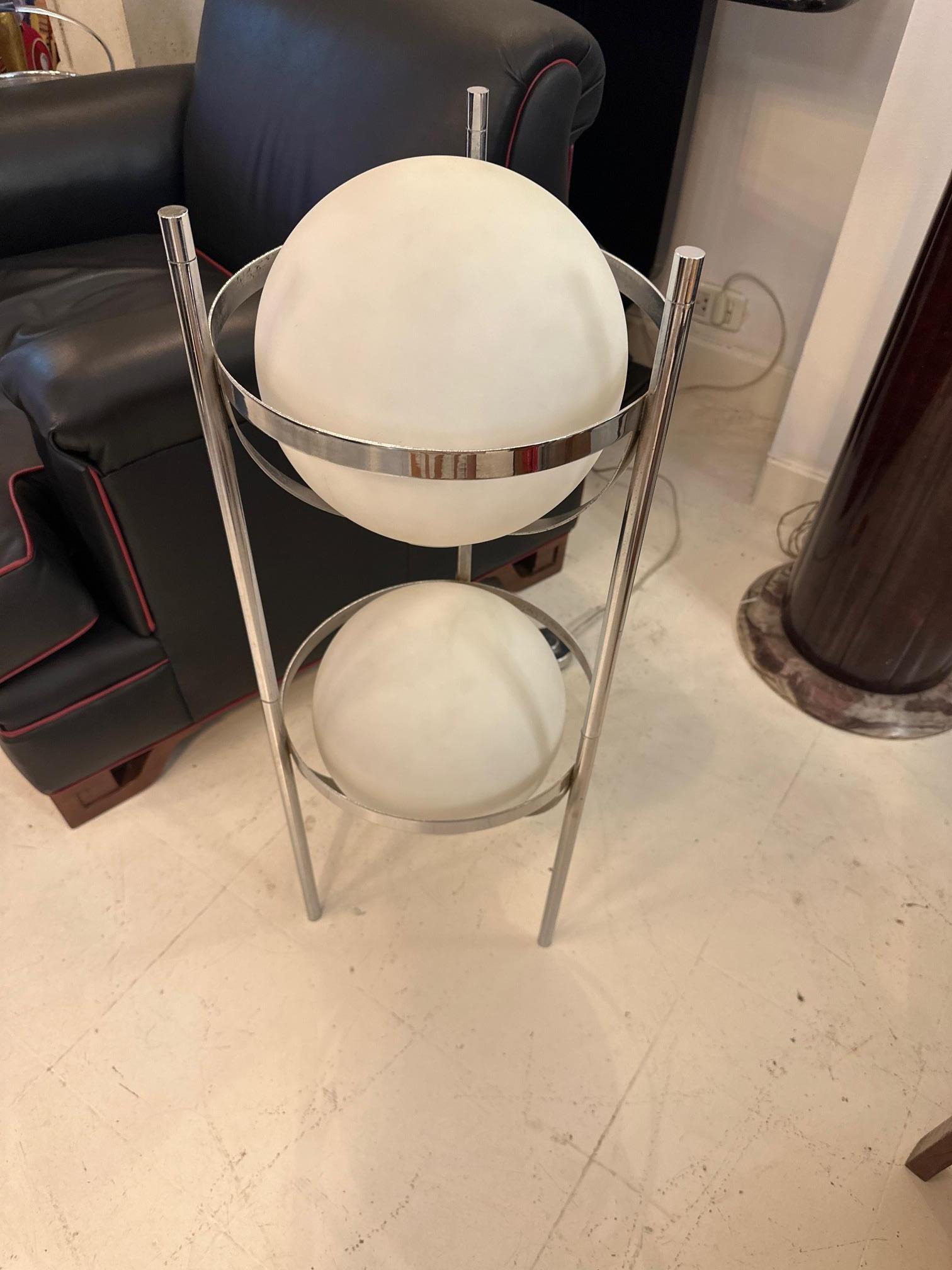Lámpara de pie 
Materiales. cristal y Cromo
italiano
1960
Quieres vivir en los años dorados, esas son las lámparas de pie que necesita tu proyecto.
Estamos especializados en estilos Art Déco y Art Nouveau desde 1982.
Pulsando el botón que dice 