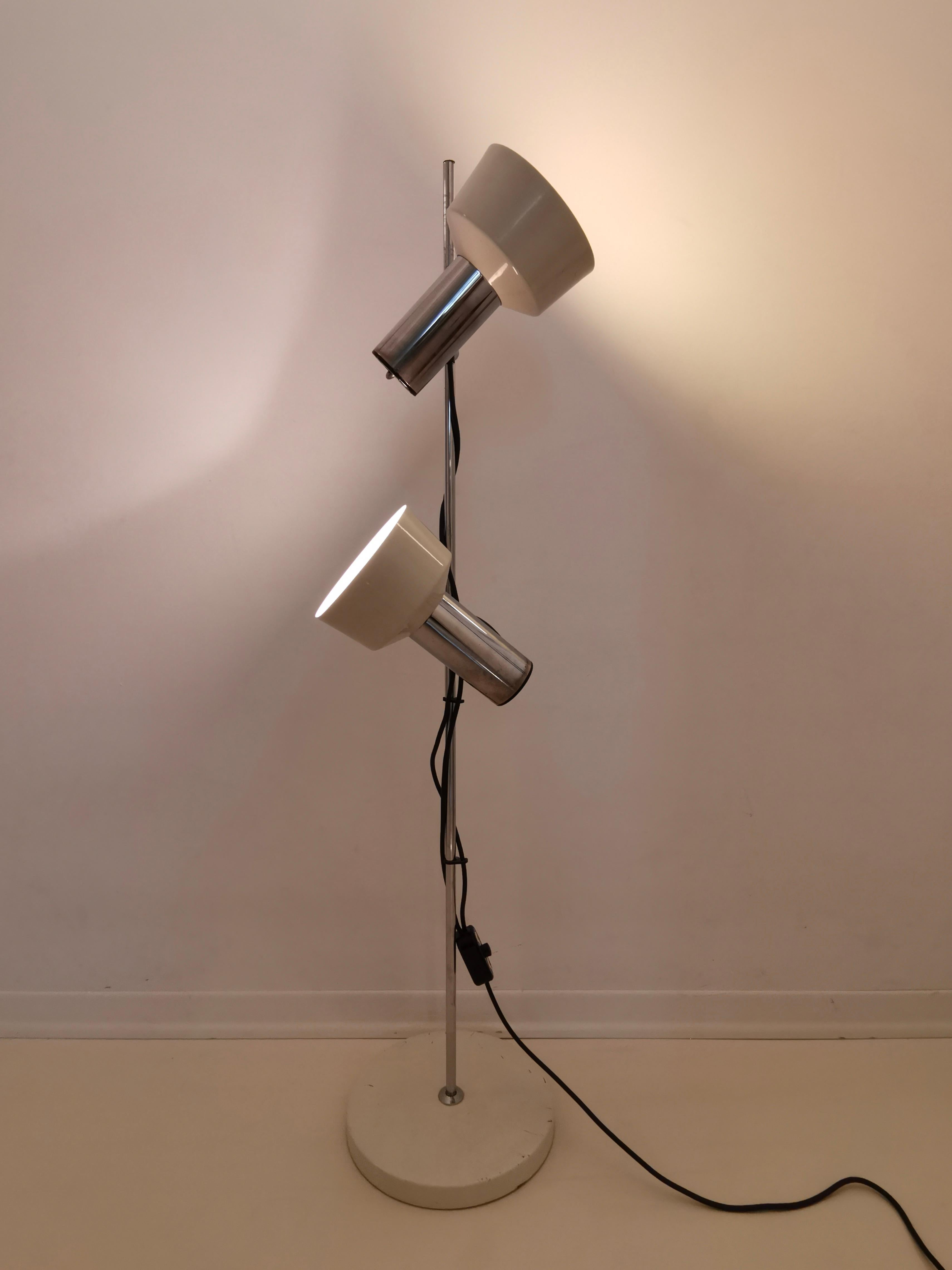 Vintage floor lamp

Period: 1960s

Style: Mid-Century Modern, classic, industrial

Bulbs: E27

Colur: white

Materials: Metal, aluminium, plastic parts

Condition: original vintage condition, signs of age and use, some schratces on the