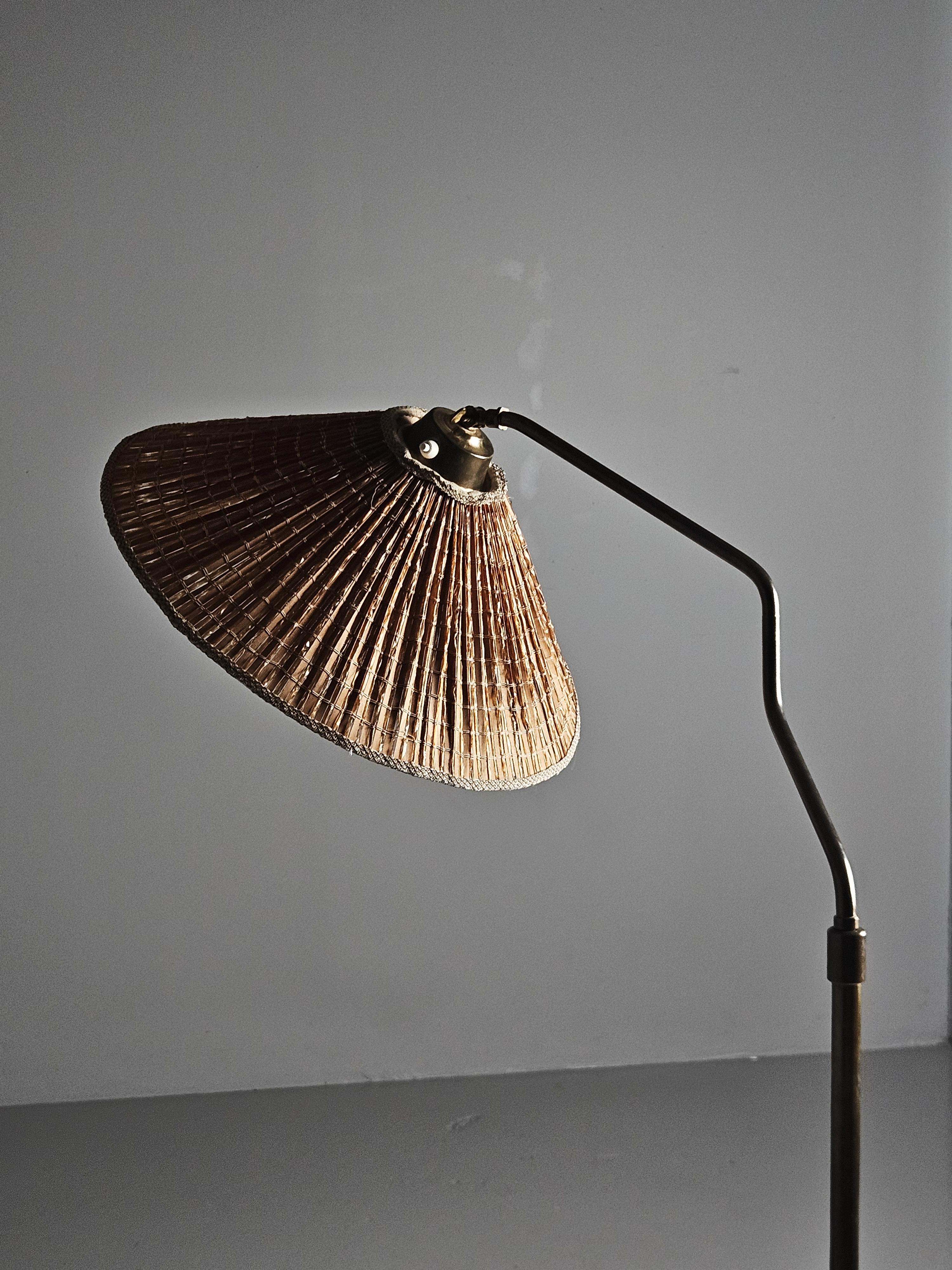 Lampadaire unique conçu par Bertil Brisborg pour Nordiska Kompaniet en Suède dans les années 1940. 

Modèle 