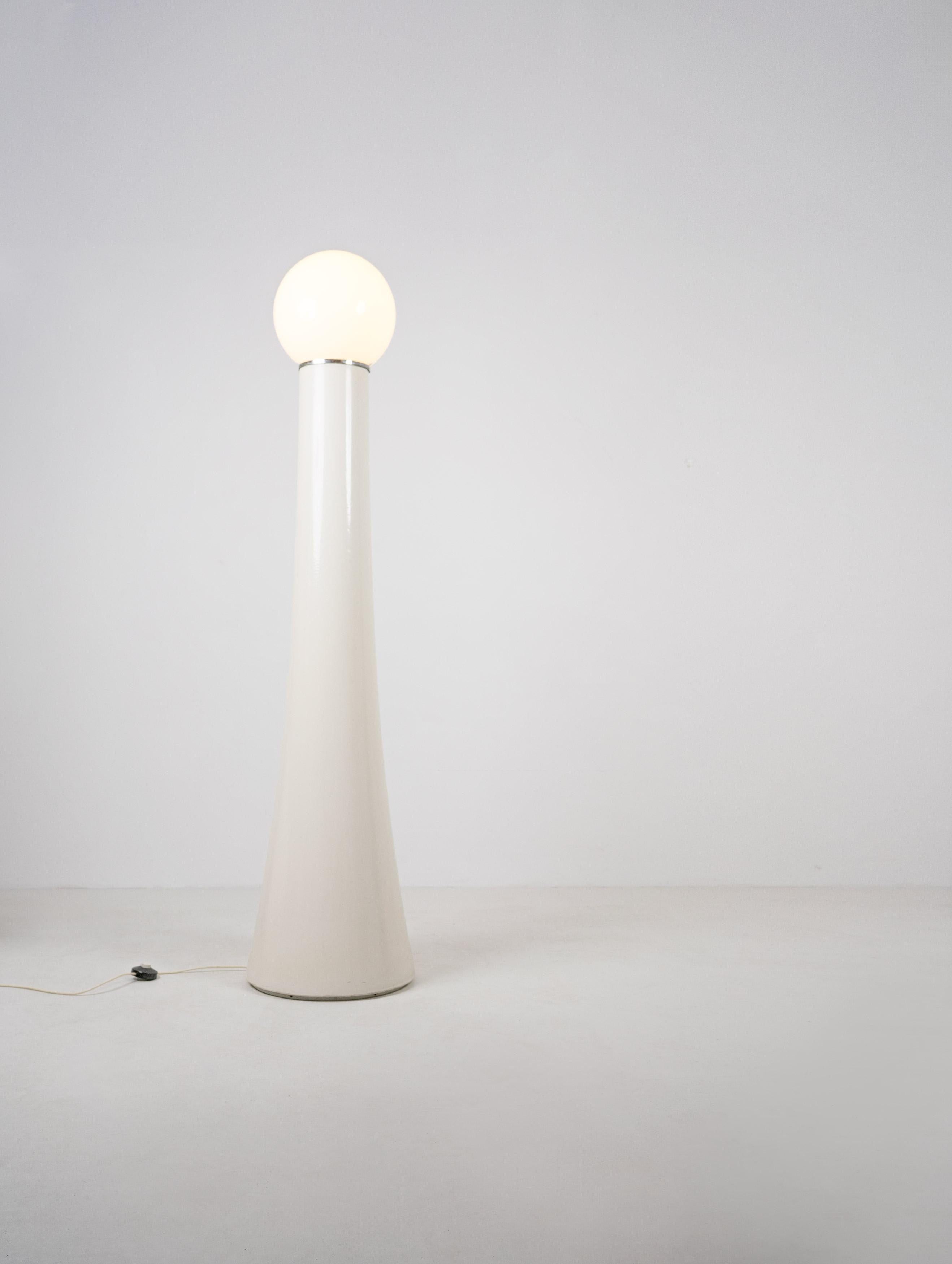 A 1970’s floor lamp designed by Annig Sarian and produced by Kartell, the Italian manufacturer synonymous with pioneering designs in plastic. 

The 4059 lamp is composed of a tall plastic and fibreglass base with a ceramic-like off white finish upon