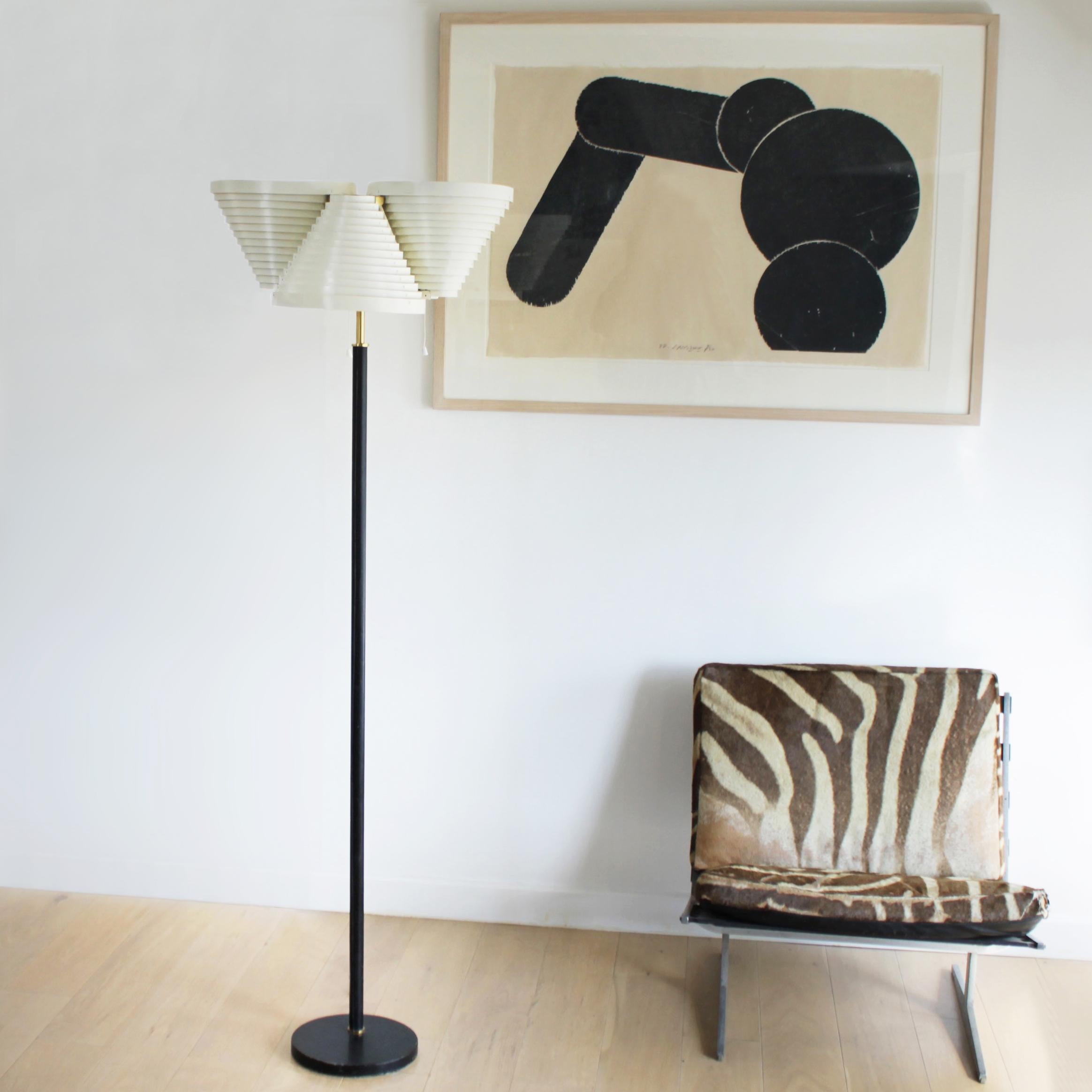 Beautiful iconic floor lamp, Model A809 by Alvar Aalto for Valaisinpaja Oy, Finland. Off-white lacquered metal shades, brass details, black leather-wrapped metal stem and base. Wire in good condition.
Measurements: Height (168 cm), width (56 cm),
