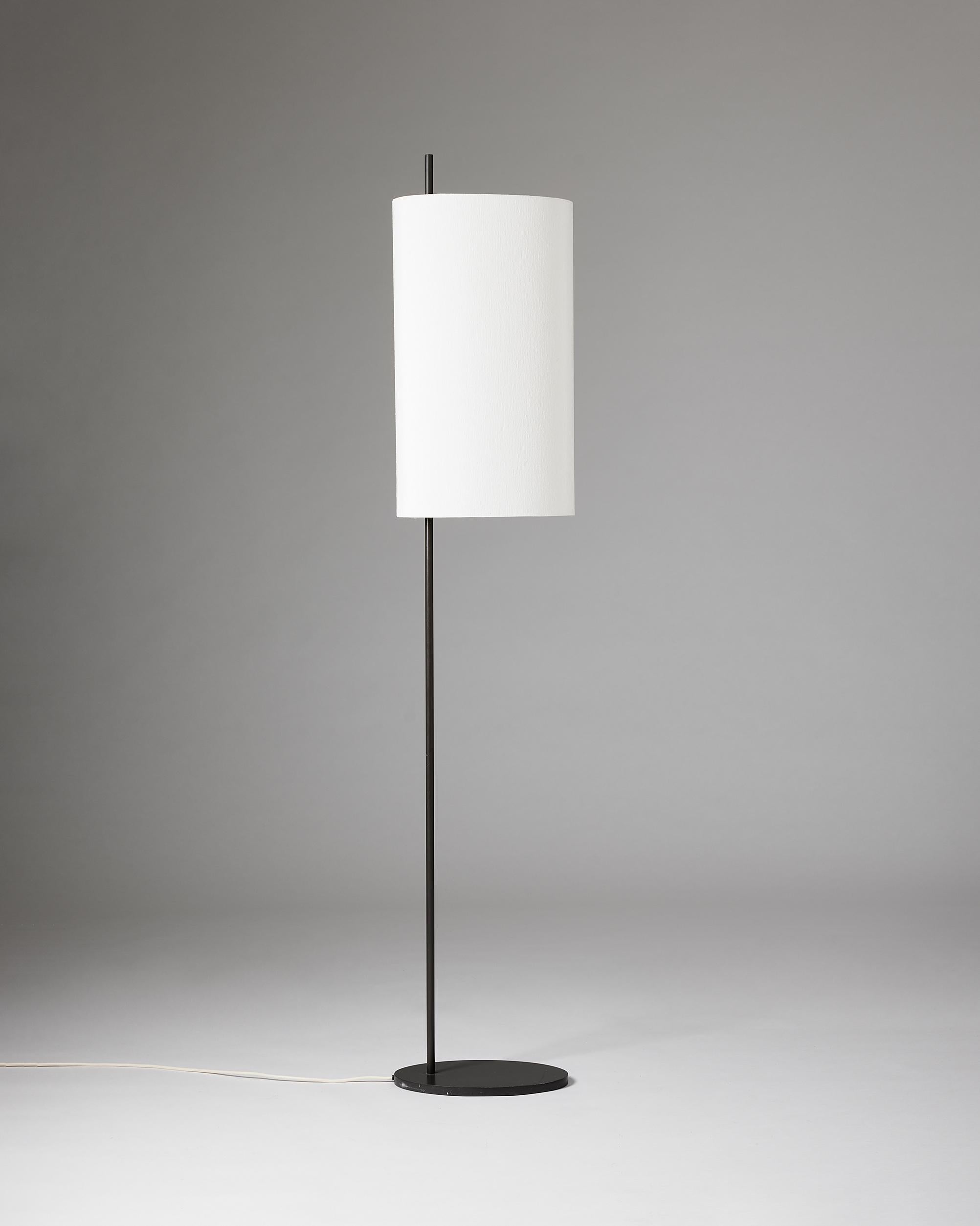 Floor lamp ‘AJ Royal’ designed by Arne Jacobsen for Louis Poulsen,
Denmark, 1950s.

Textile and metal.

Measures: H: 181.5 cm
Height of the shade: 60.5 cm
Width of the shade: 35.5 cm
Width of the base: 35 cm
Length of the base: 22 cm