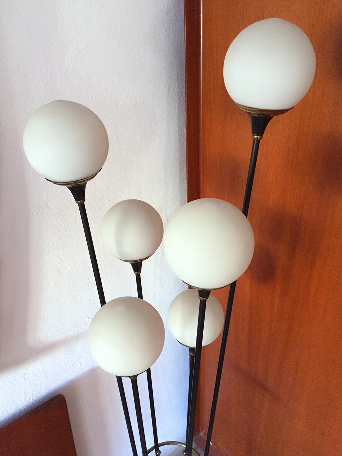 Floor Lamp ‘Alberello’ by Stilnovo, Six Opaline Blown Murano Glass Balls, 1950s In Good Condition In Traversetolo, IT