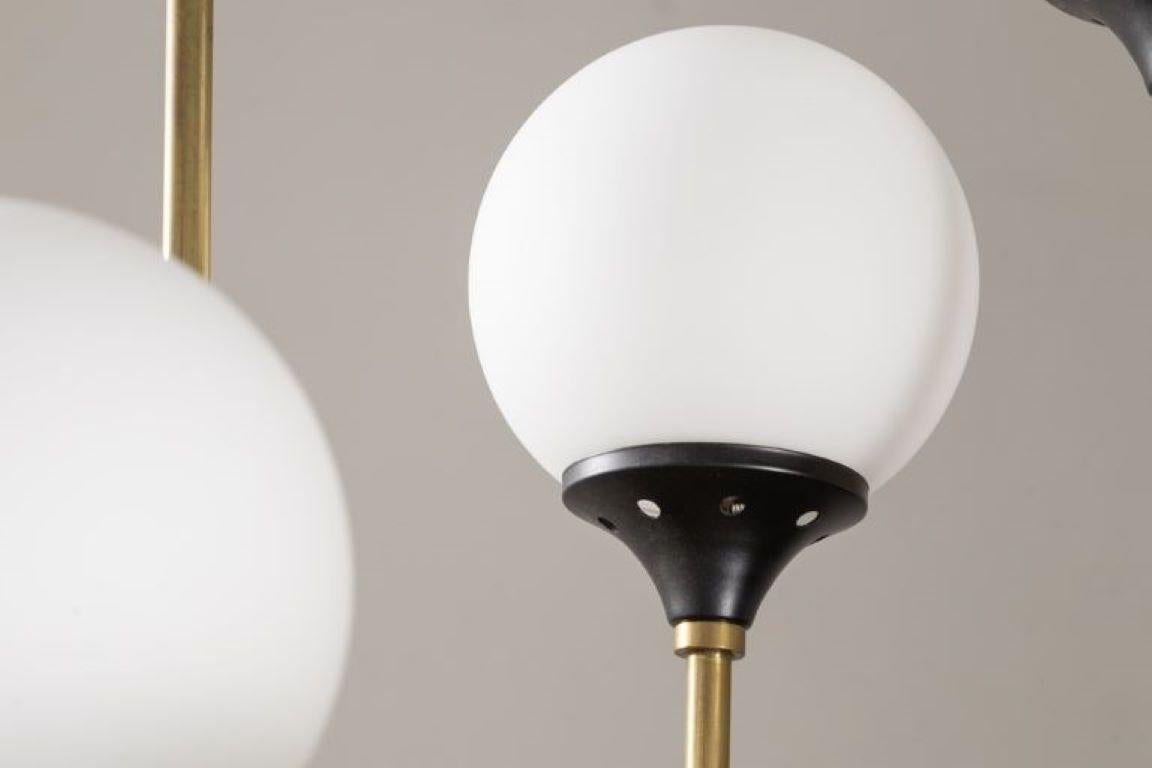 Iconic lamp of the Italian midcentury is certainly among the most famous and iconic of the era, made with a white Carrara marble base, lacquered iron brass and frosted glass spheres.
Elegant lamp and suitable for refined and elegant environments.