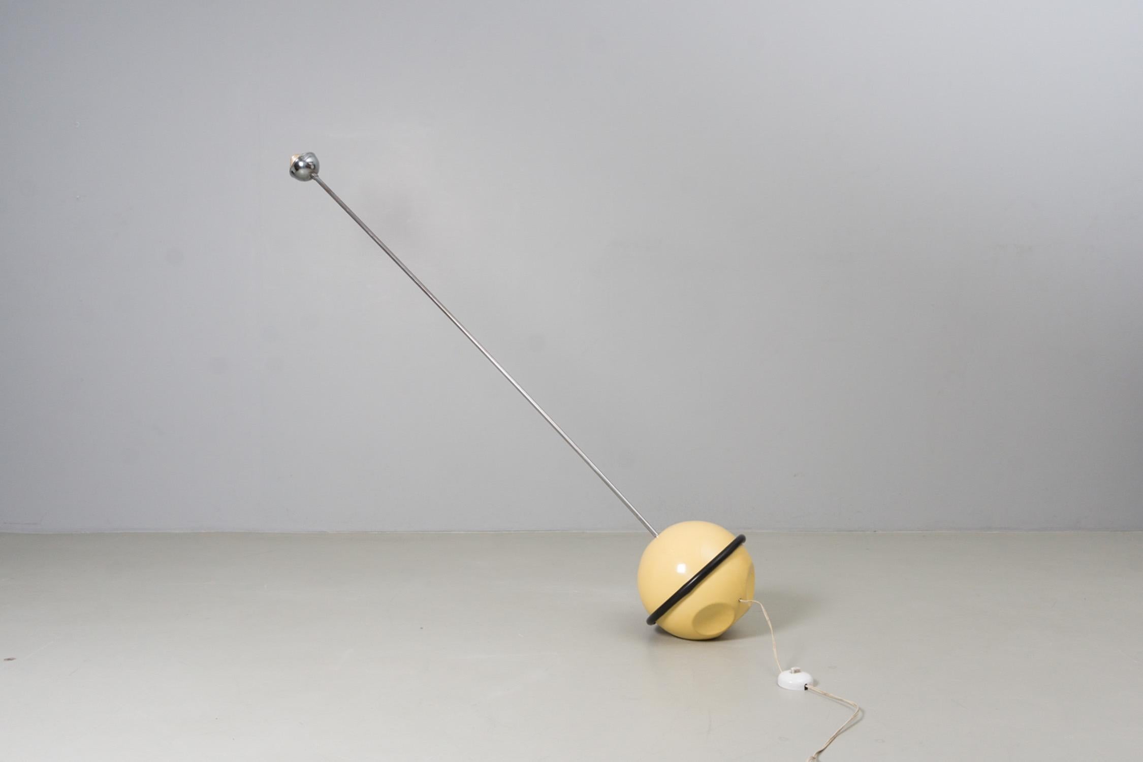 This eccentric light piece is made of chromed metal and polystyrene. Its playful spherical foot is easily adjusted in position, colored pale orangey yellow. The light source is 12-Volt-Halogen.
Made by Sormani, Italy.
