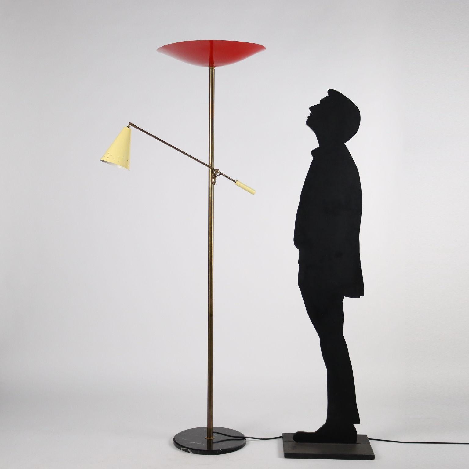 Floor lamp in the style of Gino Sarfatti with marble base, brass stem, arm with adjustable joint, lampshades in enamelled aluminum.