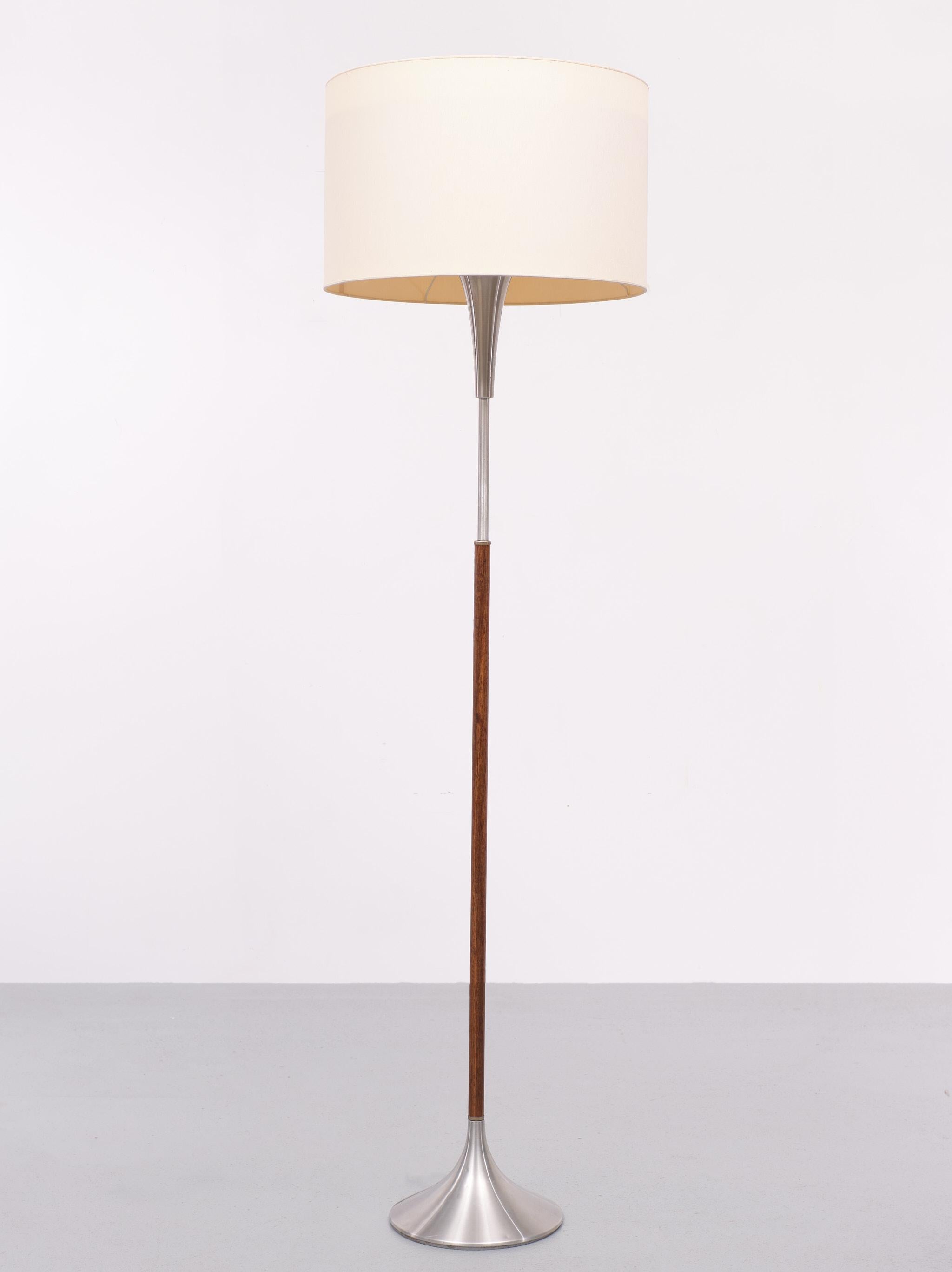 Stunning Floor lamp. Aluminum tulip shaped base. Teak rapping on the upright.
Comes with Four large E27 bulbs. One shining up and  the other down. foot switch.
Very nice large shade, in a off White color. Very good condition. Some small dents on the