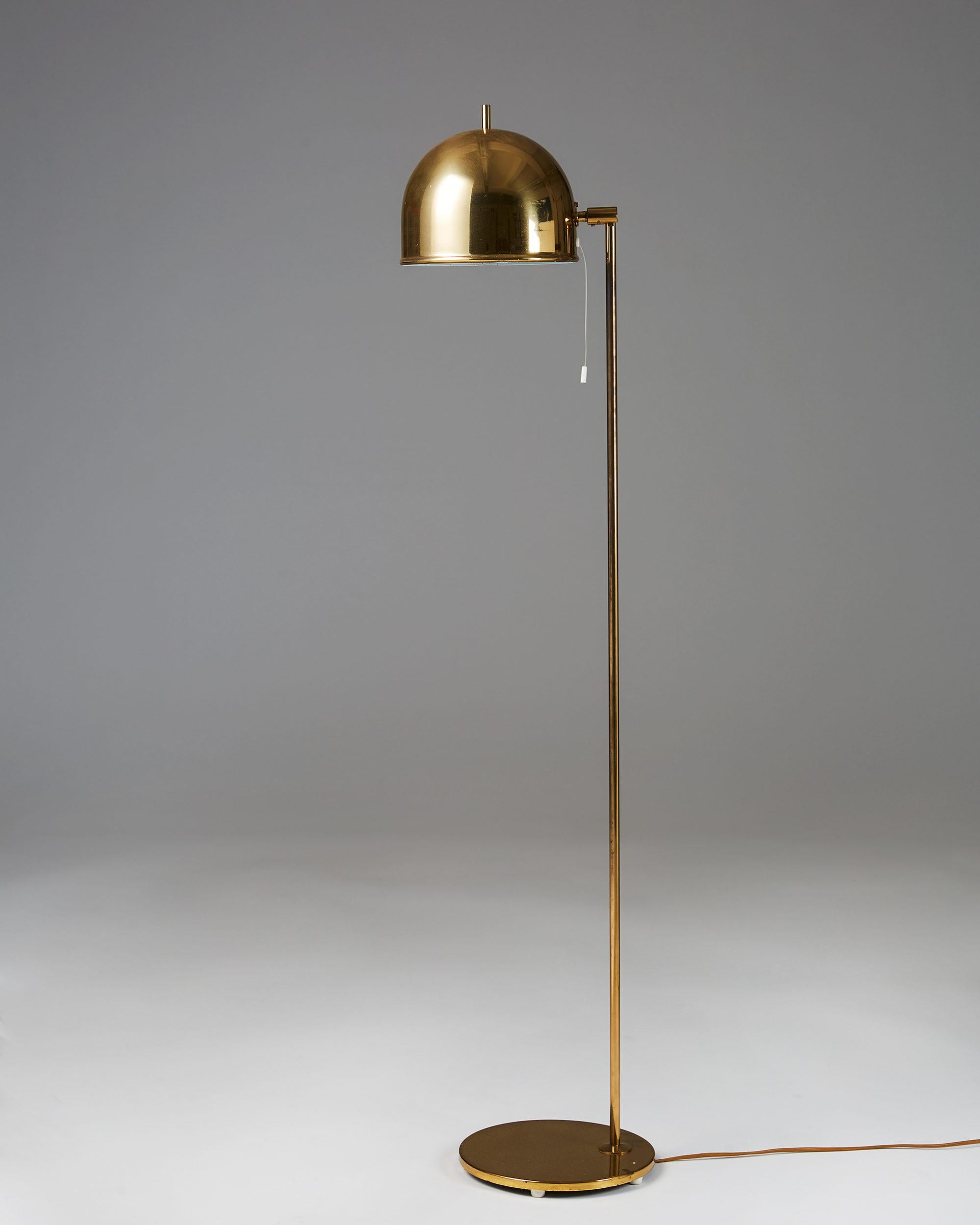 Floor lamp anonymous for Bergboms, Sweden, 1960s. Brass.

Measure: H 137 cm/ 4' 6