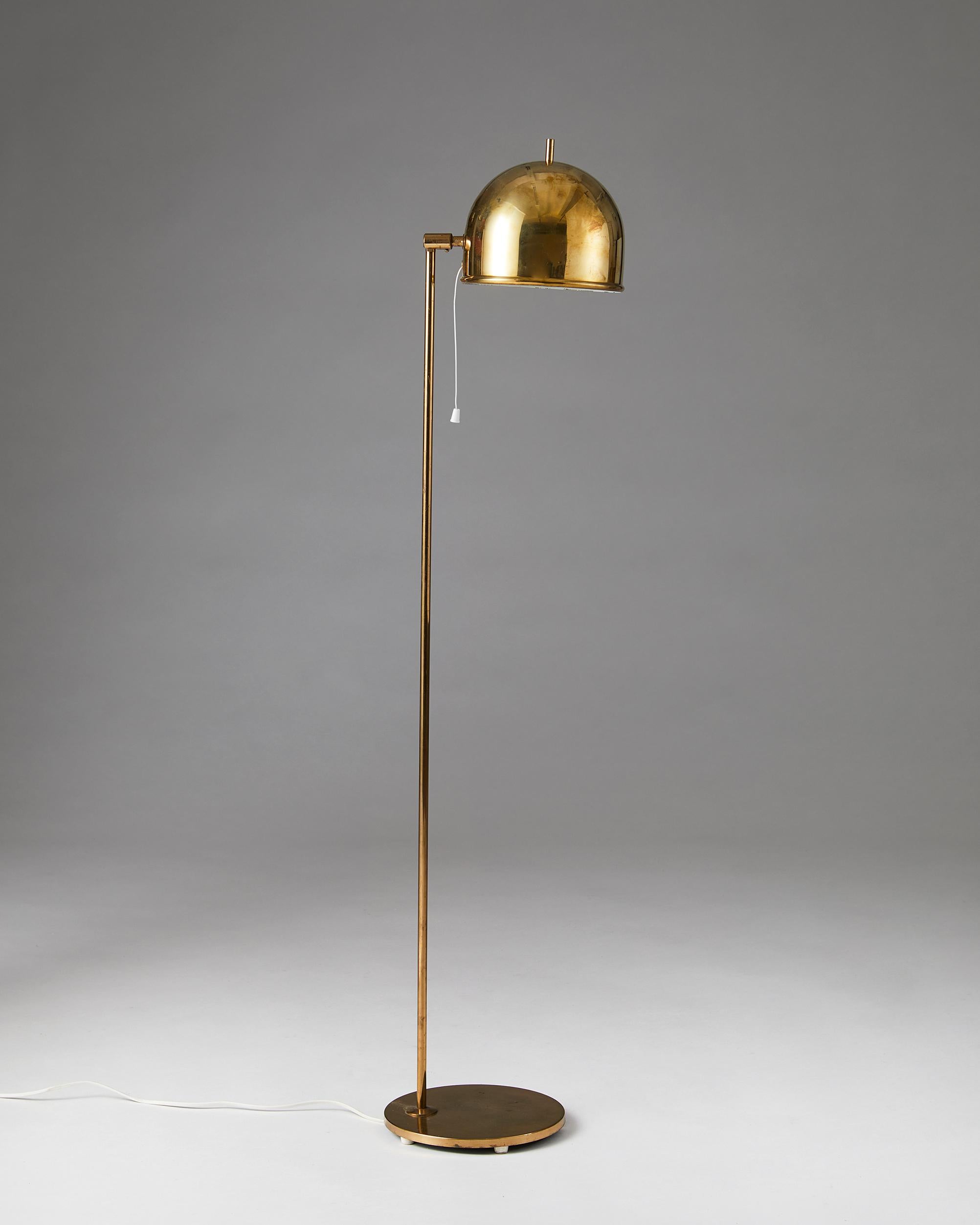 Floor lamp model G-075 designed by Eje Ahlgren for Bergboms,
Sweden. 1960s.

Brass.

This floor lamp with a fully adjustable shade was manufactured in brass by Bergboms and designed by Eje Ahlgren. The protruding brass rod at the top of the shade is