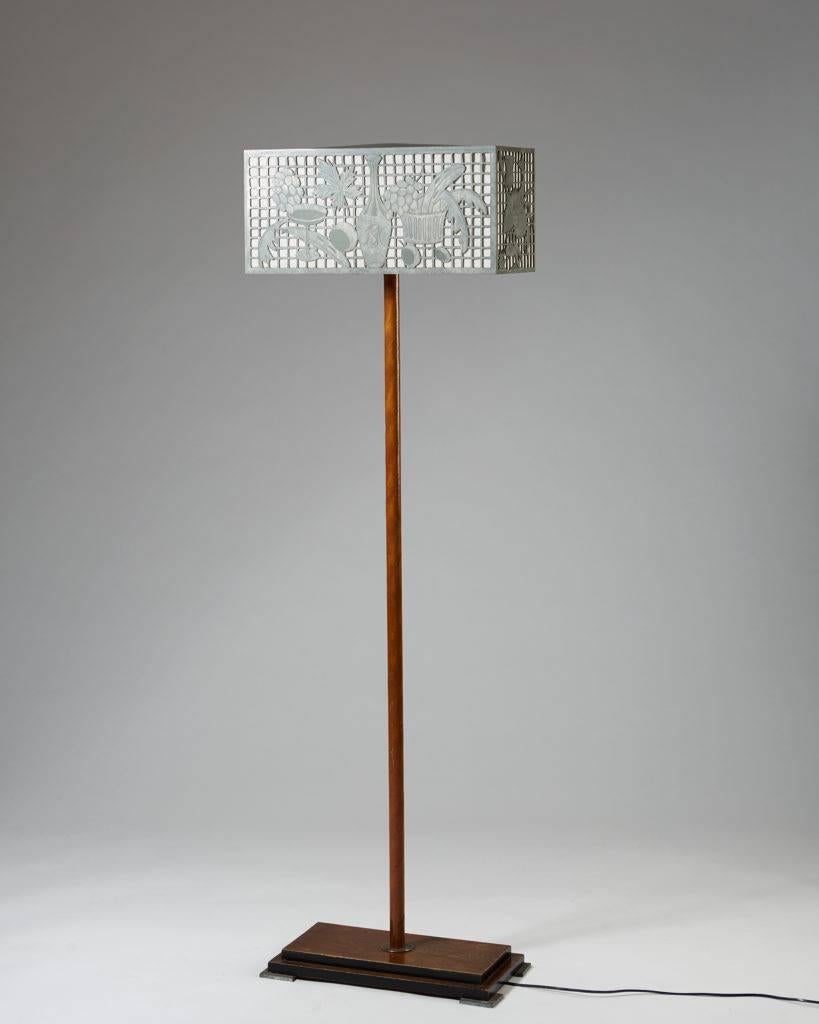 Floor lamp, anonymous,
Sweden. 1935.

Wood and pewter.

Measurements:
H: 157.5 cm / 5' 2 3/8
