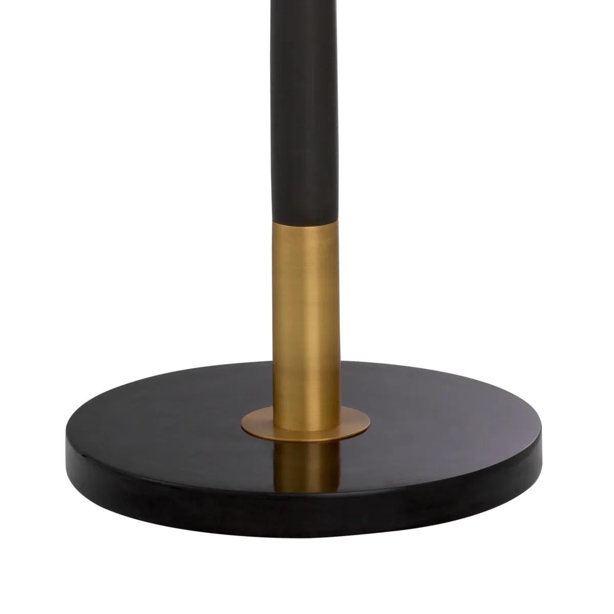 Stehleuchte, Messing antik, schwarz, weißes Glas, schwarzer Marmorsockel. (Französisch) im Angebot