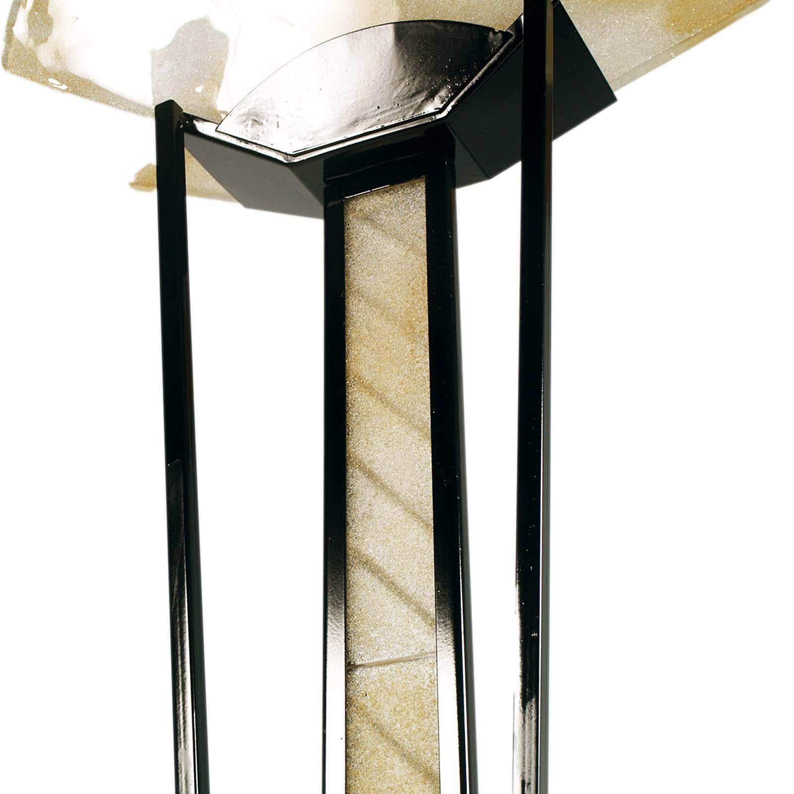 Beau lampadaire des années 70, en style Art Déco, par Av Mazzega, en état de marche ; structure en acier peint et double verre de Murano pour l'abat-jour avec application sur toute la hauteur de plaques de Murano sur la tige.