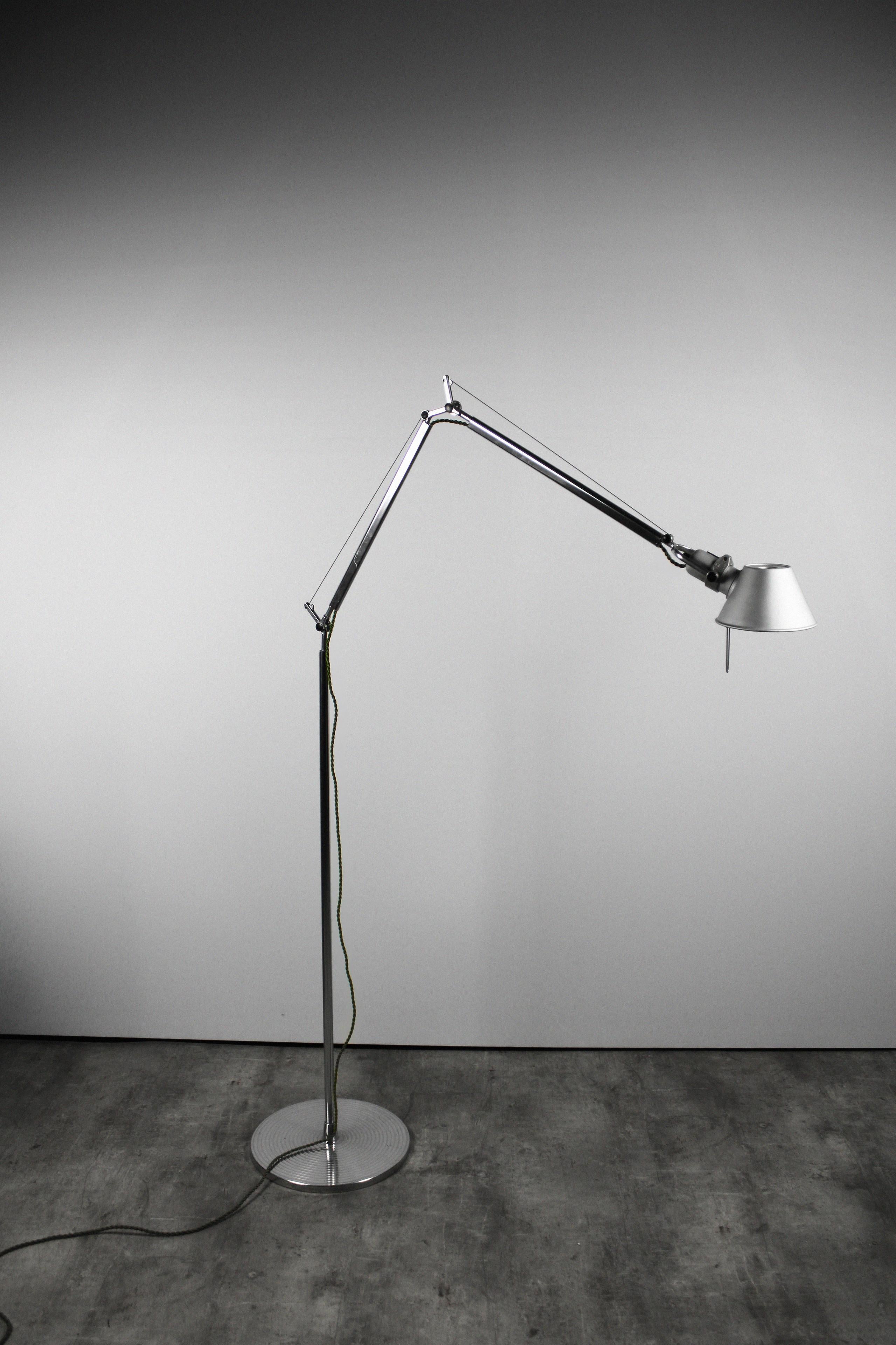 The design of this vintage floor lamp called Tolomeo terra floor lamp comes from Michel de Lucchi & Giancarlo Fassina from the series of the late 1980s, and is manufactured in Italy by Artemide. This model also differs from others because of the