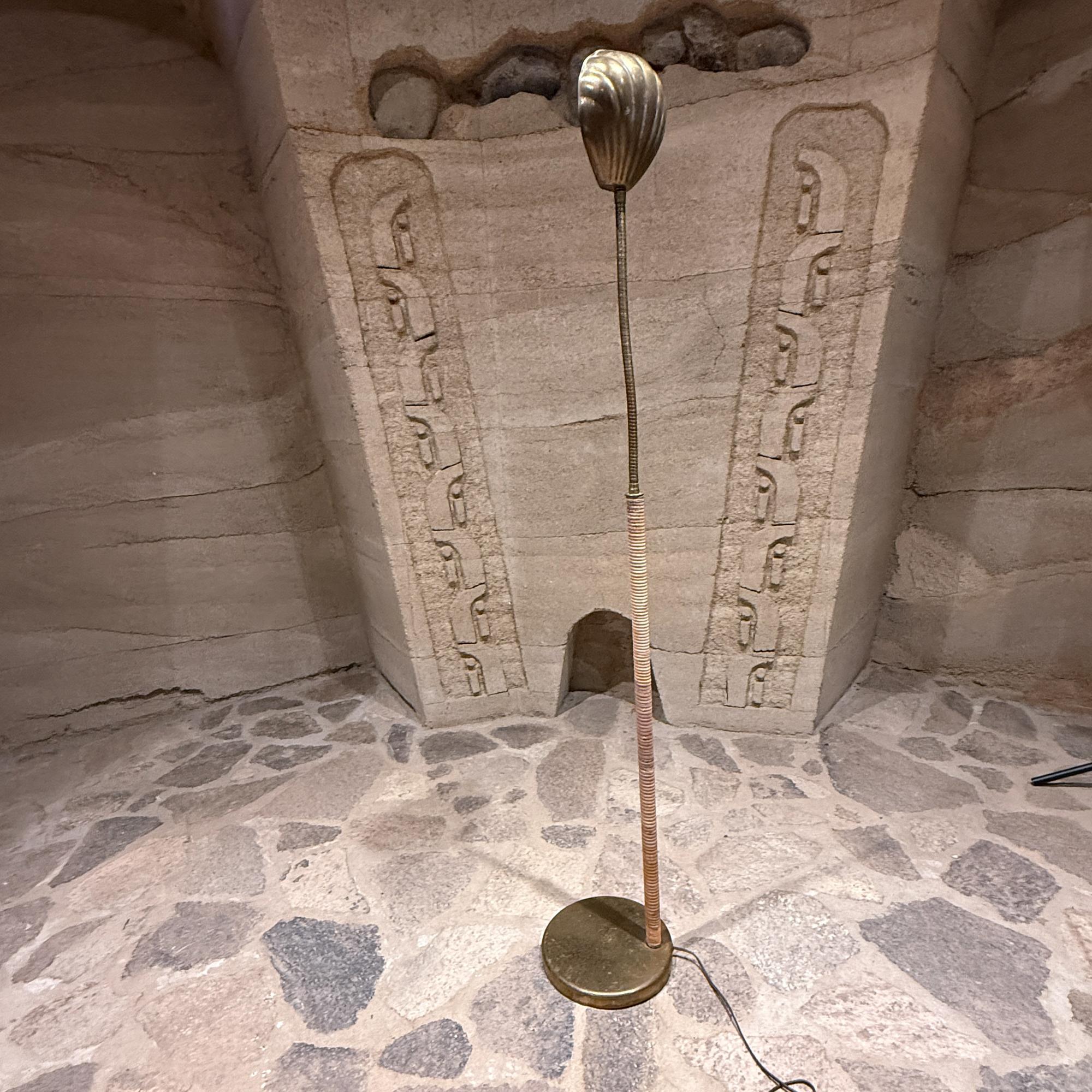 Lampadaire Coquille Articulée Canne & Laiton Milieu de Siècle Tommaso Barbi en vente 3