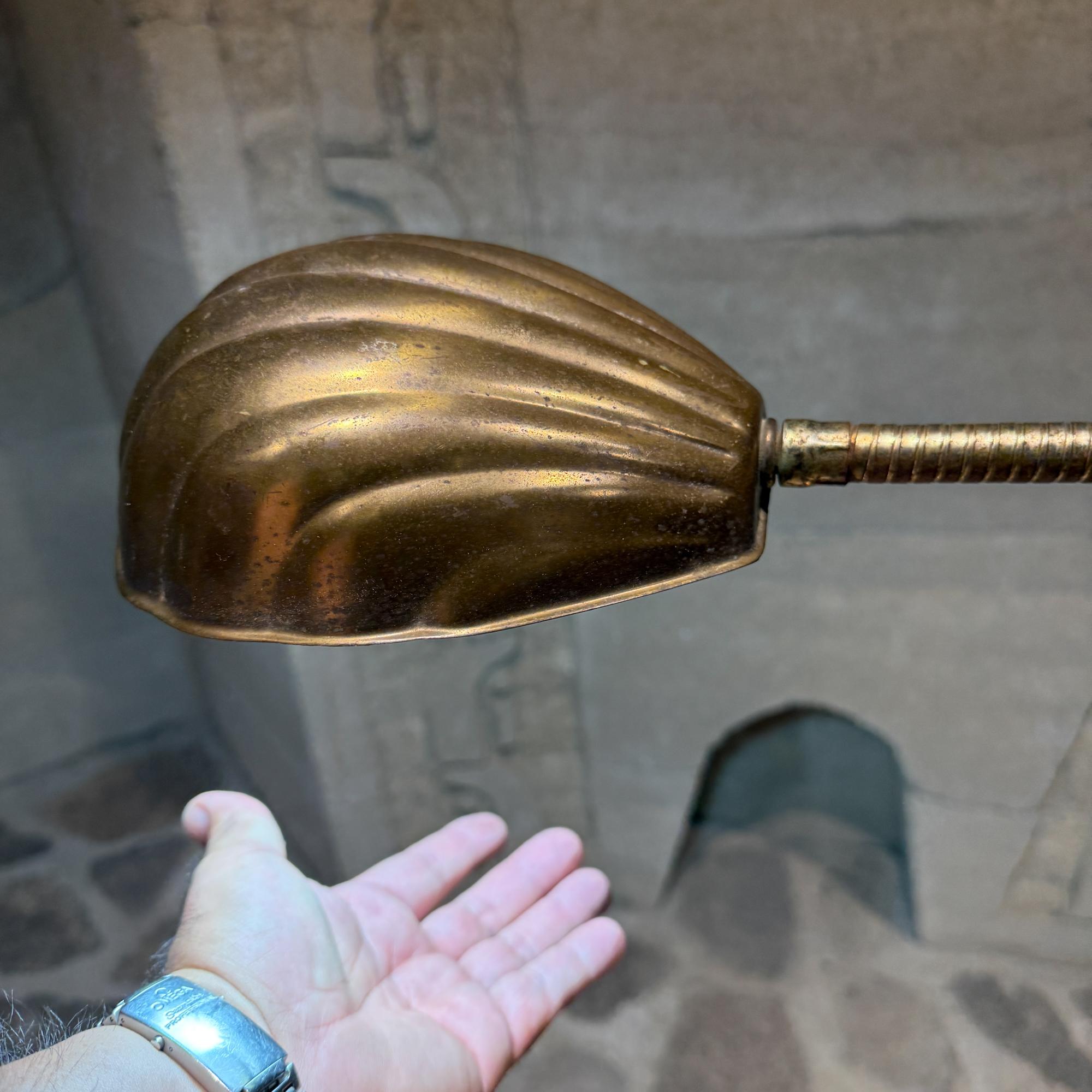 Patiné Lampadaire Coquille Articulée Canne & Laiton Milieu de Siècle Tommaso Barbi en vente