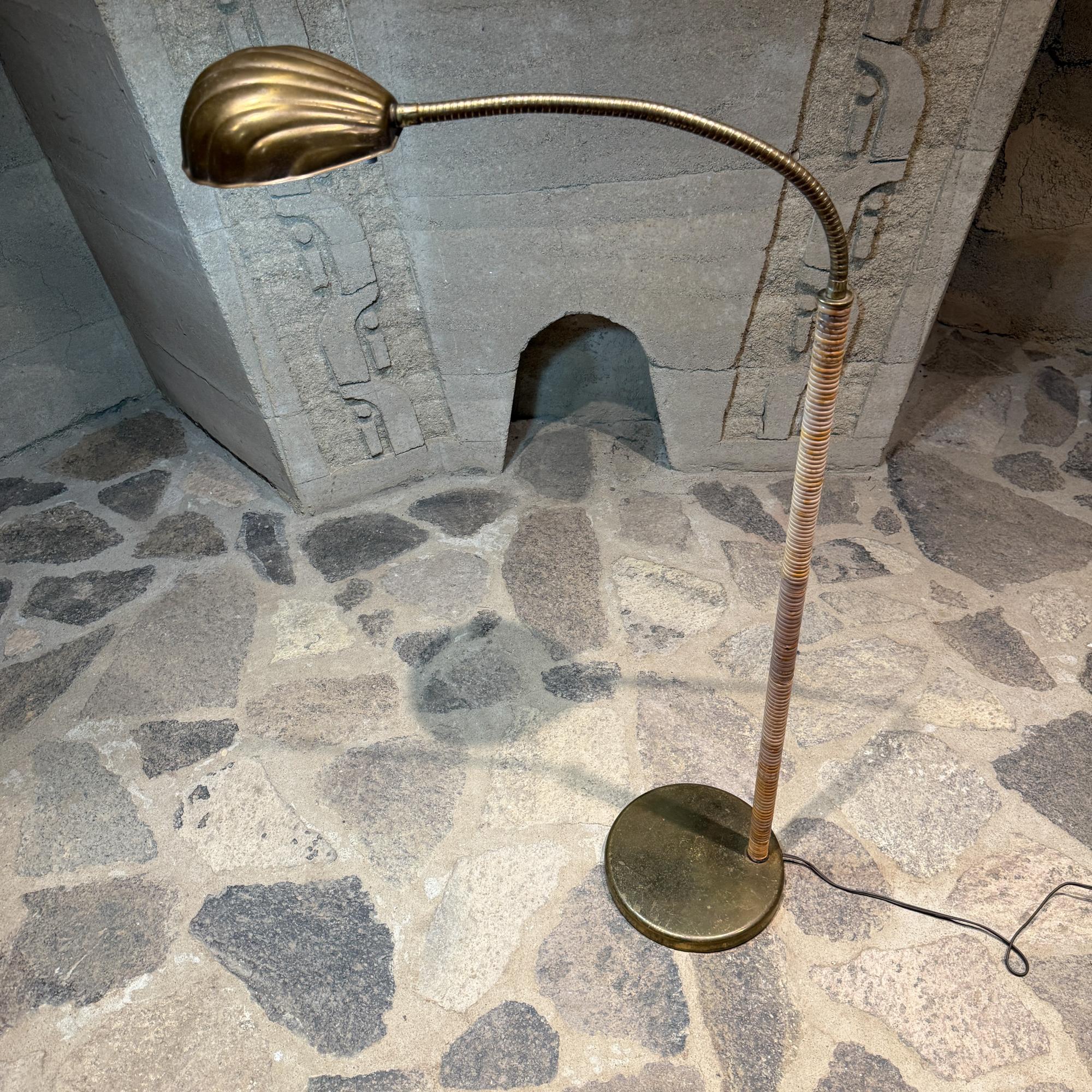 Lampadaire Coquille Articulée Canne & Laiton Milieu de Siècle Tommaso Barbi État moyen - En vente à Chula Vista, CA
