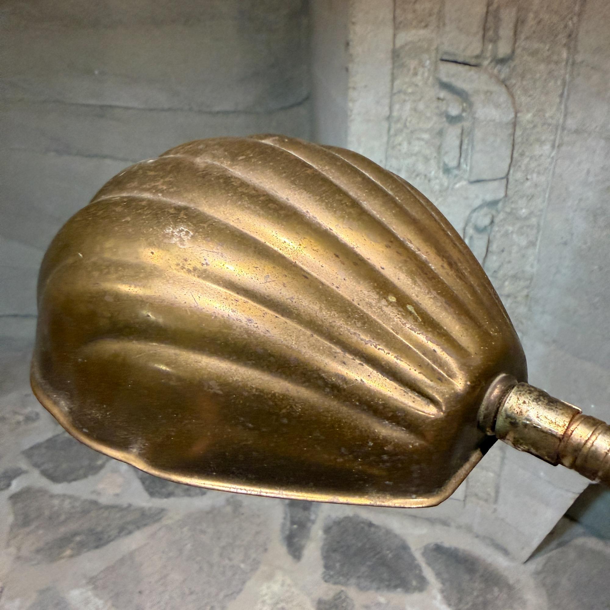 Milieu du XXe siècle Lampadaire Coquille Articulée Canne & Laiton Milieu de Siècle Tommaso Barbi en vente
