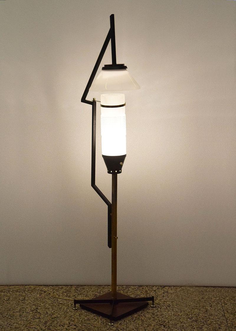 Stilnovo floor lamp from the 1950s. Geometric structure in black painted metal and brass, double glass diffuser. In excellent condition.  
Dimensions: h 150 x w 42 - base 34 x 34 cm