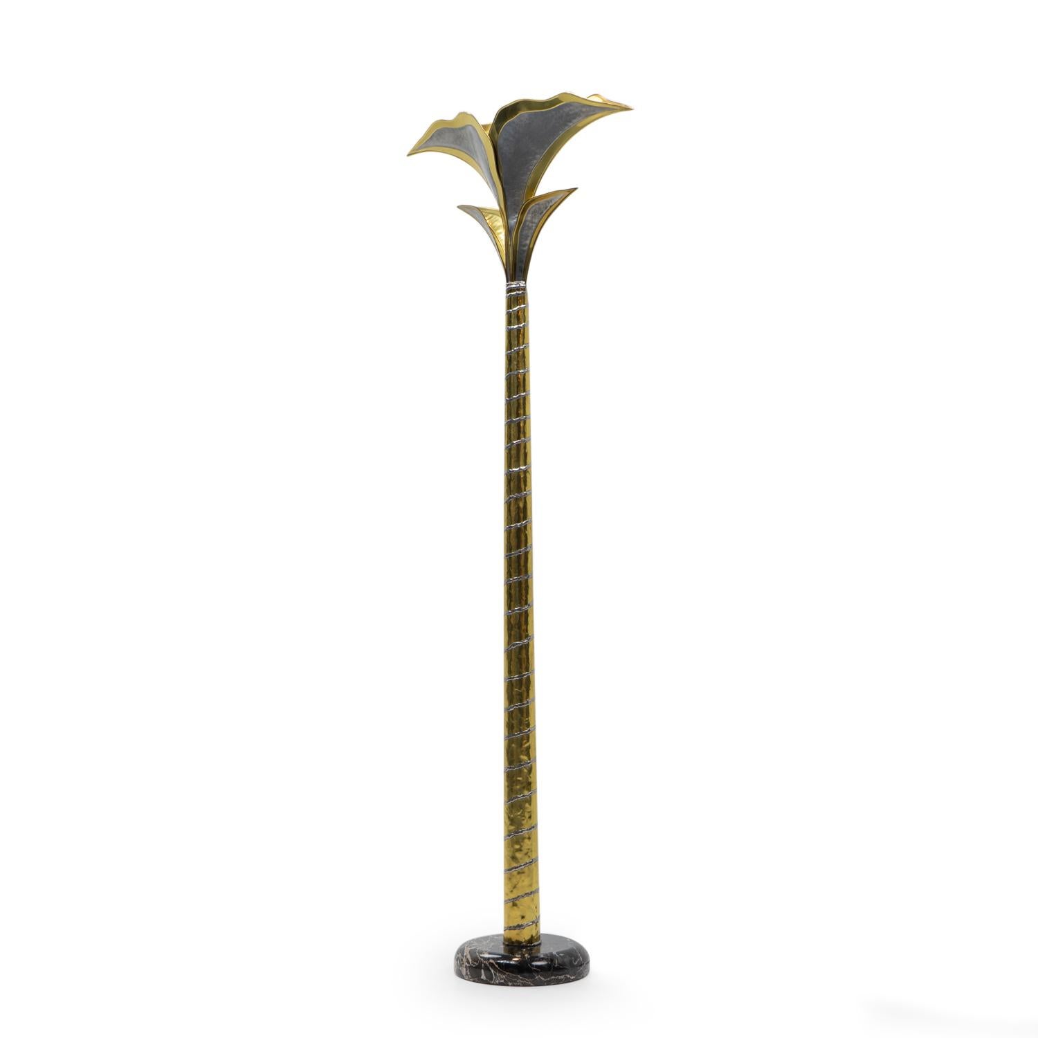 Sculptural floor lamp in gold and silver coloured brass, attributed to Henri Fernandez for Maison Honoré, and produced during the 1970s in France.

The piece evokes a palm tree with intricately layered silver / gold toned leaves and a textured brass