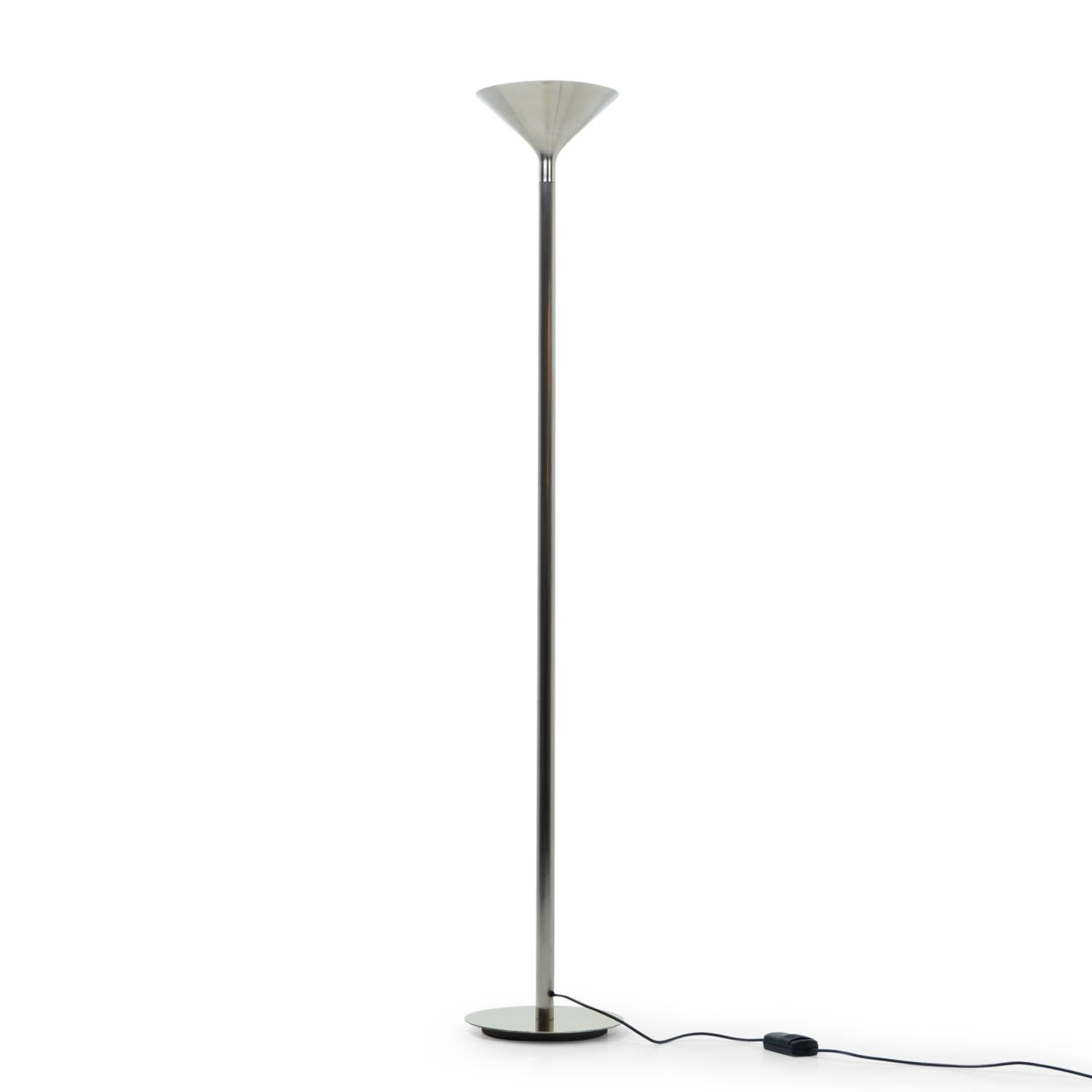Lámpara de pie atribuida a Jacques Grange, hacia la década de 1980. De latón barnizado y aluminio, con fuente de luz halógena (podría sustituirse por LED).

Existen varios ejemplos en la versión completa de latón, pero esta lámpara en concreto sólo