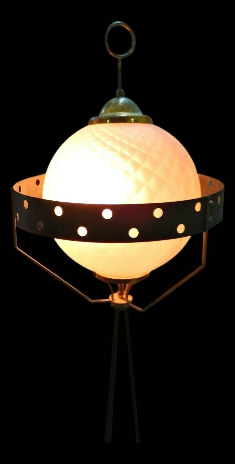 Magnifique lampadaire, probablement produit dans les annÃ©es 60, diffÃ©remment attribuÃ© Ã azucena sur la base d'un dessin de luigi caccia dominioni ou ignazio gardellaÂ 

C'est l'un des premiers exemples de lampes de l'époque dont les parfums