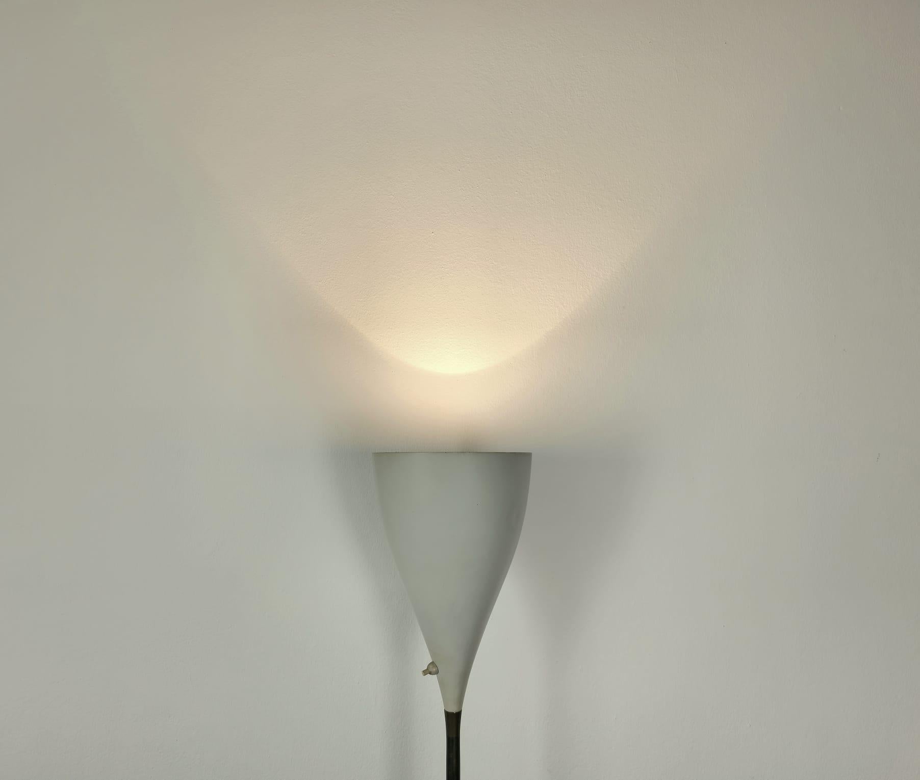 Seltene und elegante 1-Licht E27 Stehlampe, hergestellt in Italien in den 1950er Jahren.
Die Stehleuchte wurde mit einem runden Sockel aus weißem Marmor gefertigt, auf dem ein langer Messingstiel mit einem konischen Diffusor aus weiß emailliertem