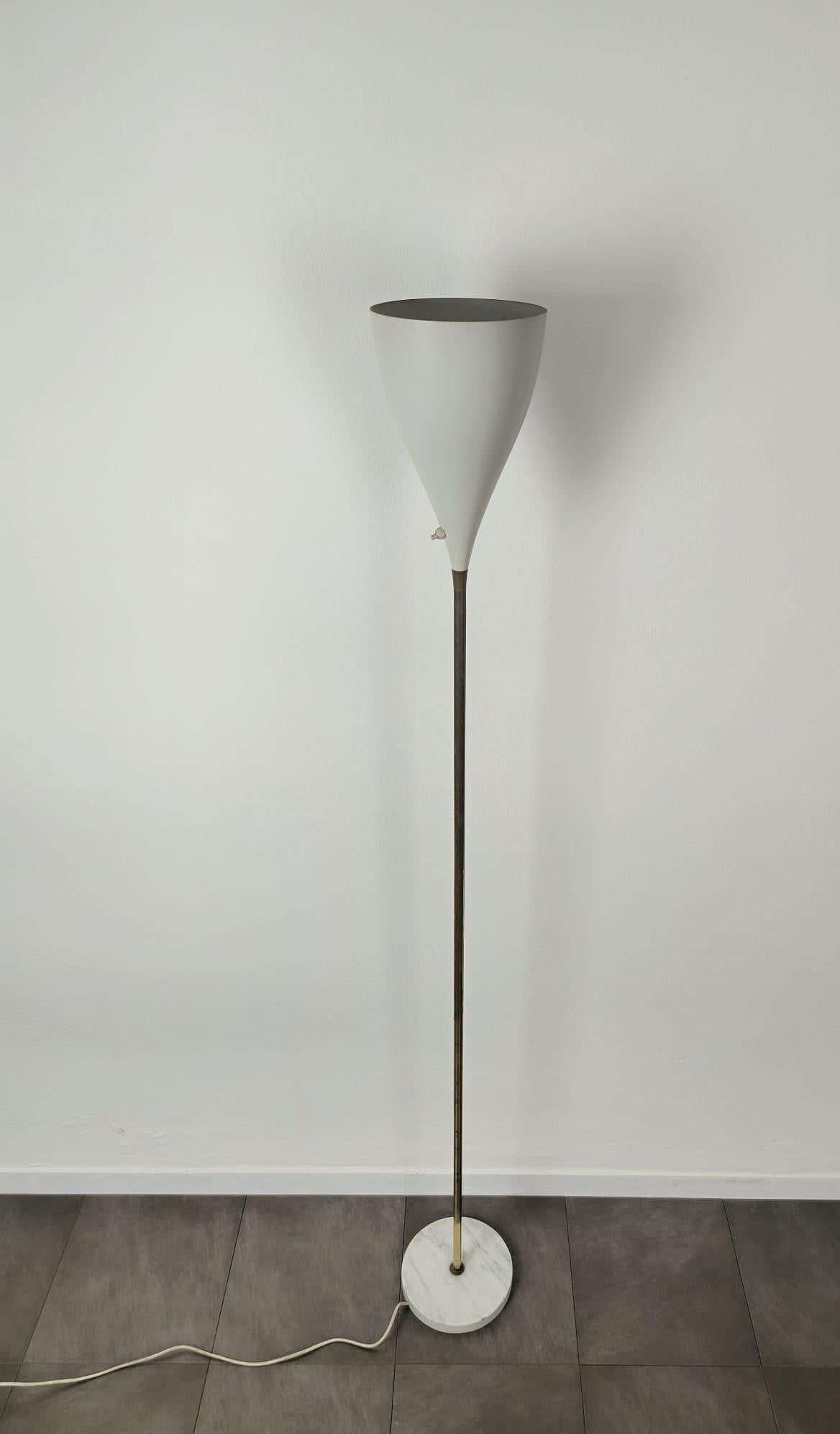 Stehlampe, Giuseppe Ostuni zugeschrieben italienisches Design, Mid-Century 1950er Jahre (Italienisch) im Angebot
