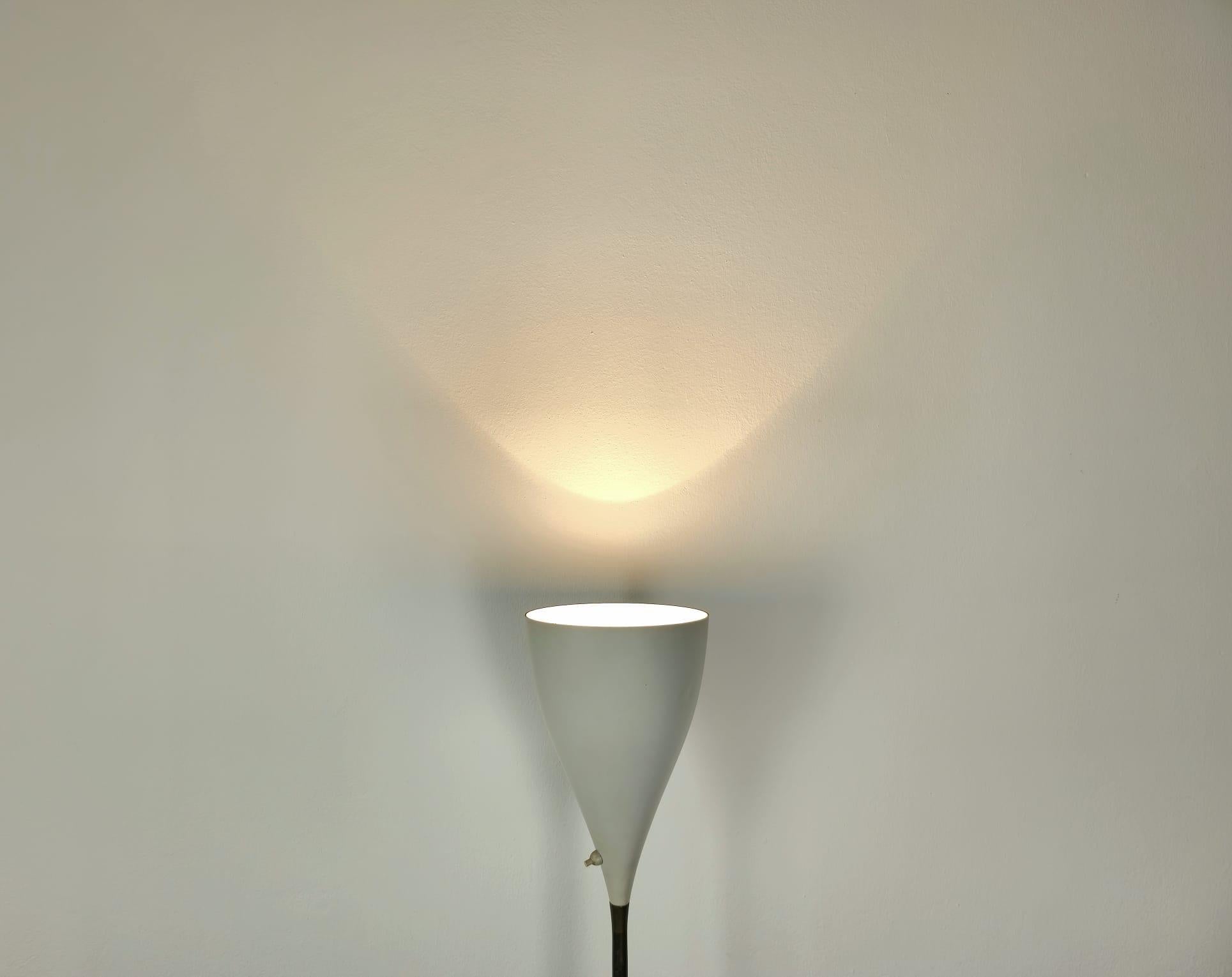 Stehlampe, Giuseppe Ostuni zugeschrieben italienisches Design, Mid-Century 1950er Jahre (Mitte des 20. Jahrhunderts) im Angebot