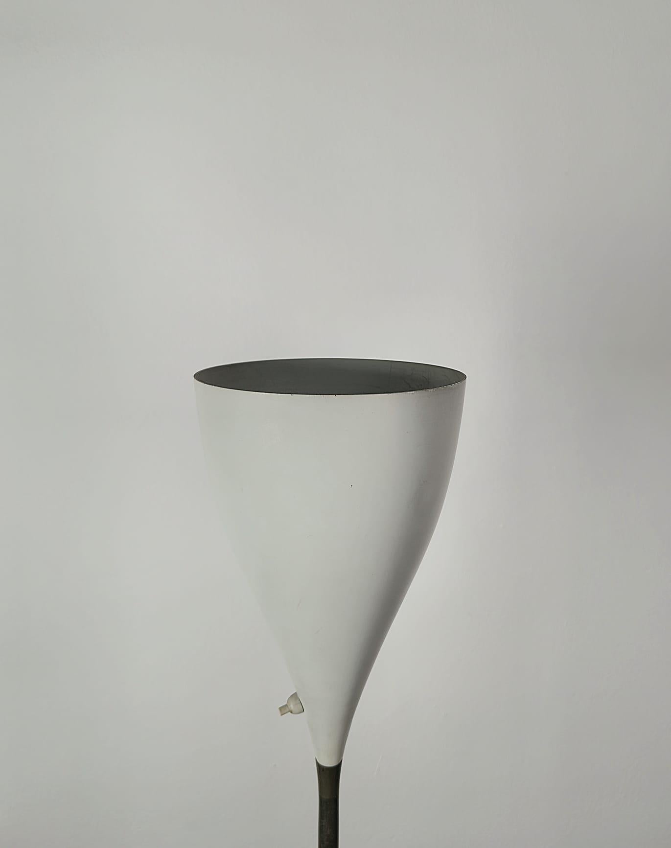 Stehlampe, Giuseppe Ostuni zugeschrieben italienisches Design, Mid-Century 1950er Jahre im Angebot 1