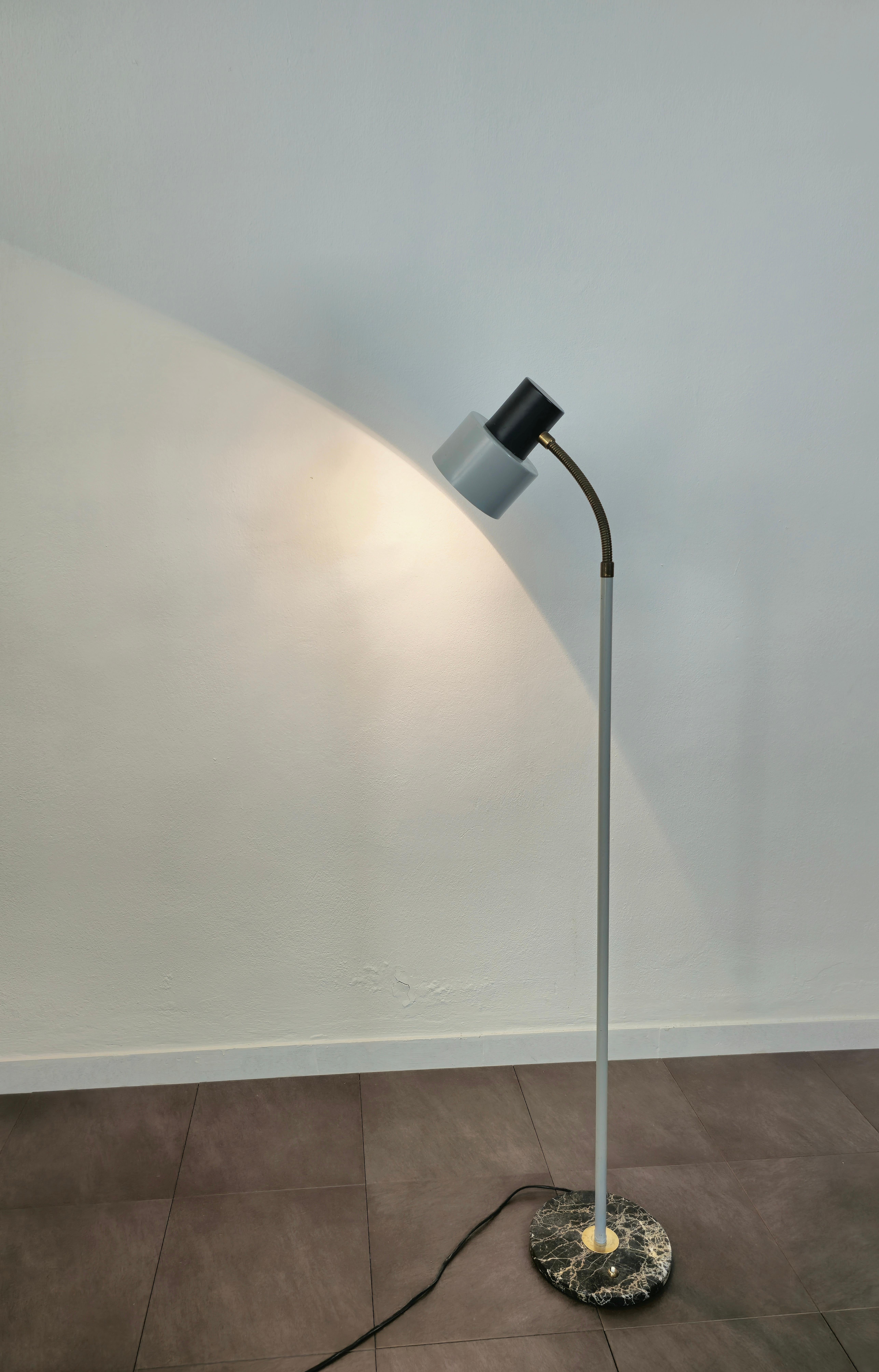 Lampadaire attribué à Stilux et produit en Italie dans les années 1950/60.
La lampe a été fabriquée avec une base circulaire en marbre avec interrupteur, une tige en métal émaillé gris et un diffuseur en aluminium émaillé noir et gris qui peut être