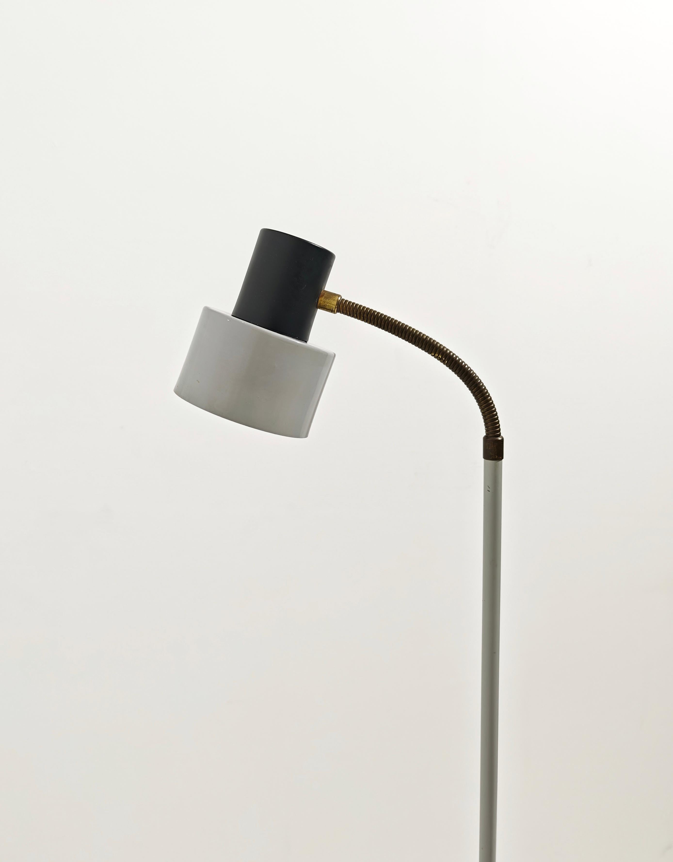 Lampada da terra attribuita a Stilux e prodotta in Italia negli anni 1950/60.
La lampada è stata realizzata con una base circolare in marmo con interruttore, stelo in metallo smaltato grigio e diffusore in alluminio smaltato nero e grigio che può