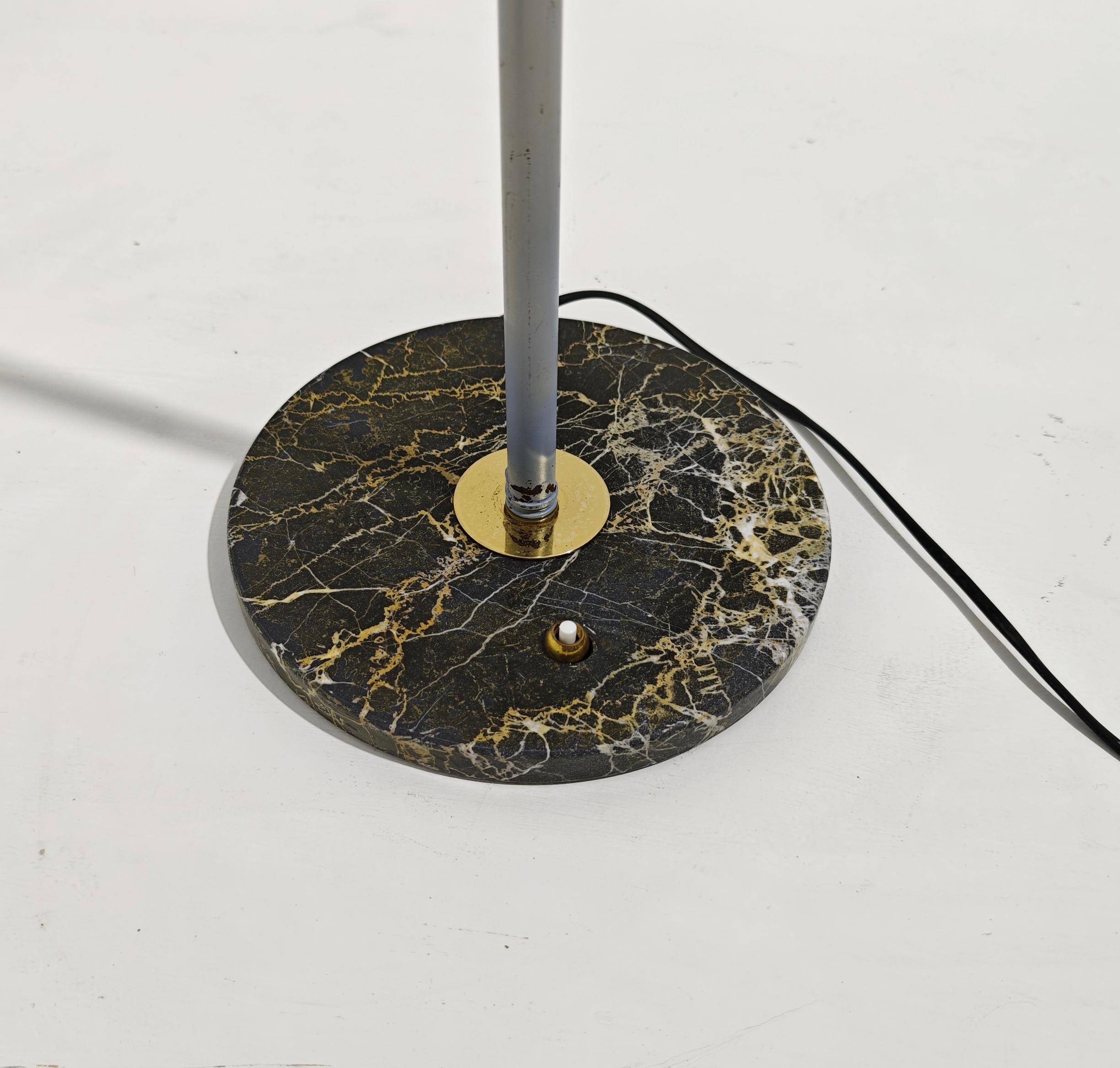 Italiano Lampada da terra Attribuita a Stilux Alluminio Ottone Marmo Medioevo, Italia, anni '1960 in vendita