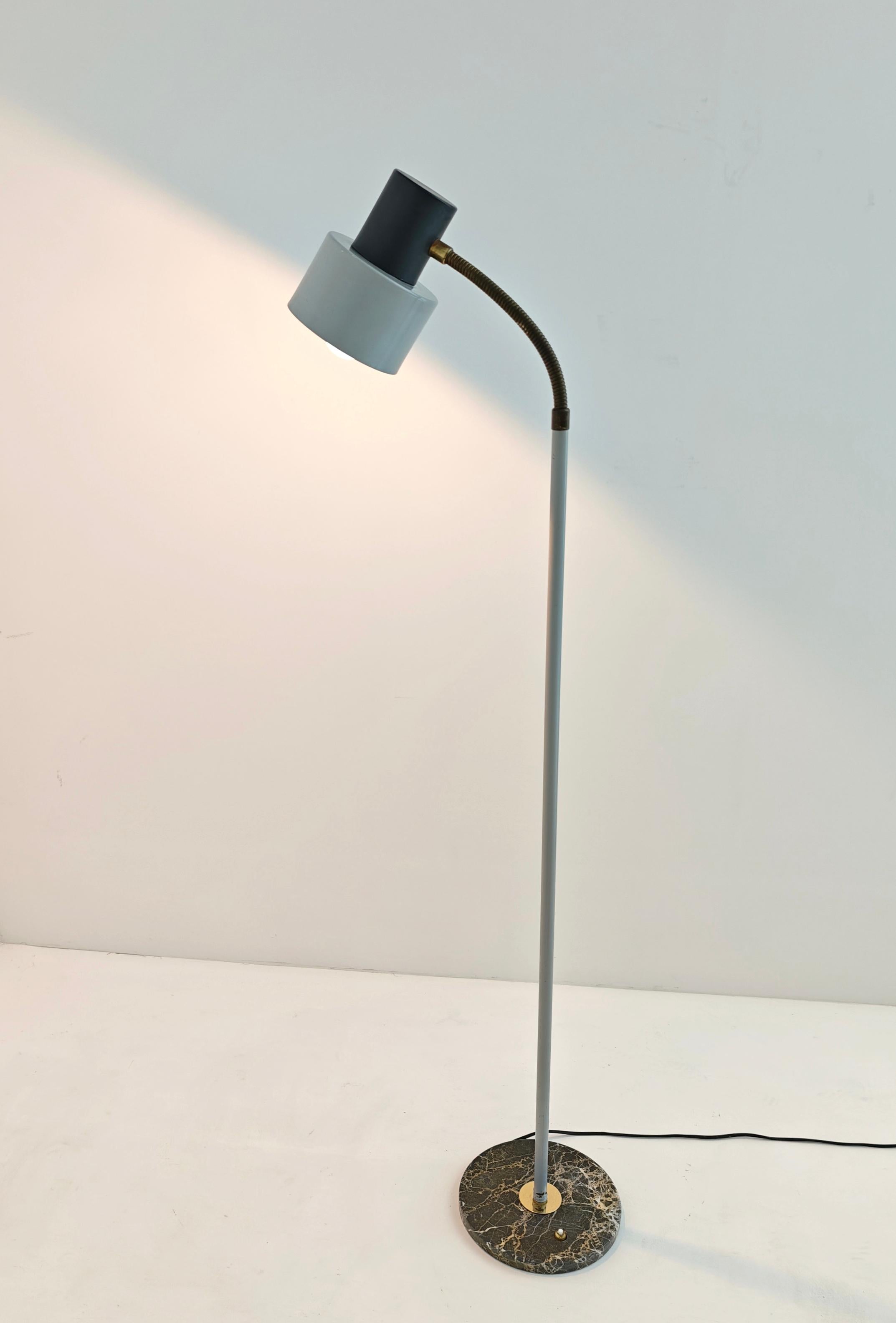 Metallo Lampada da terra Attribuita a Stilux Alluminio Ottone Marmo Medioevo, Italia, anni '1960 in vendita