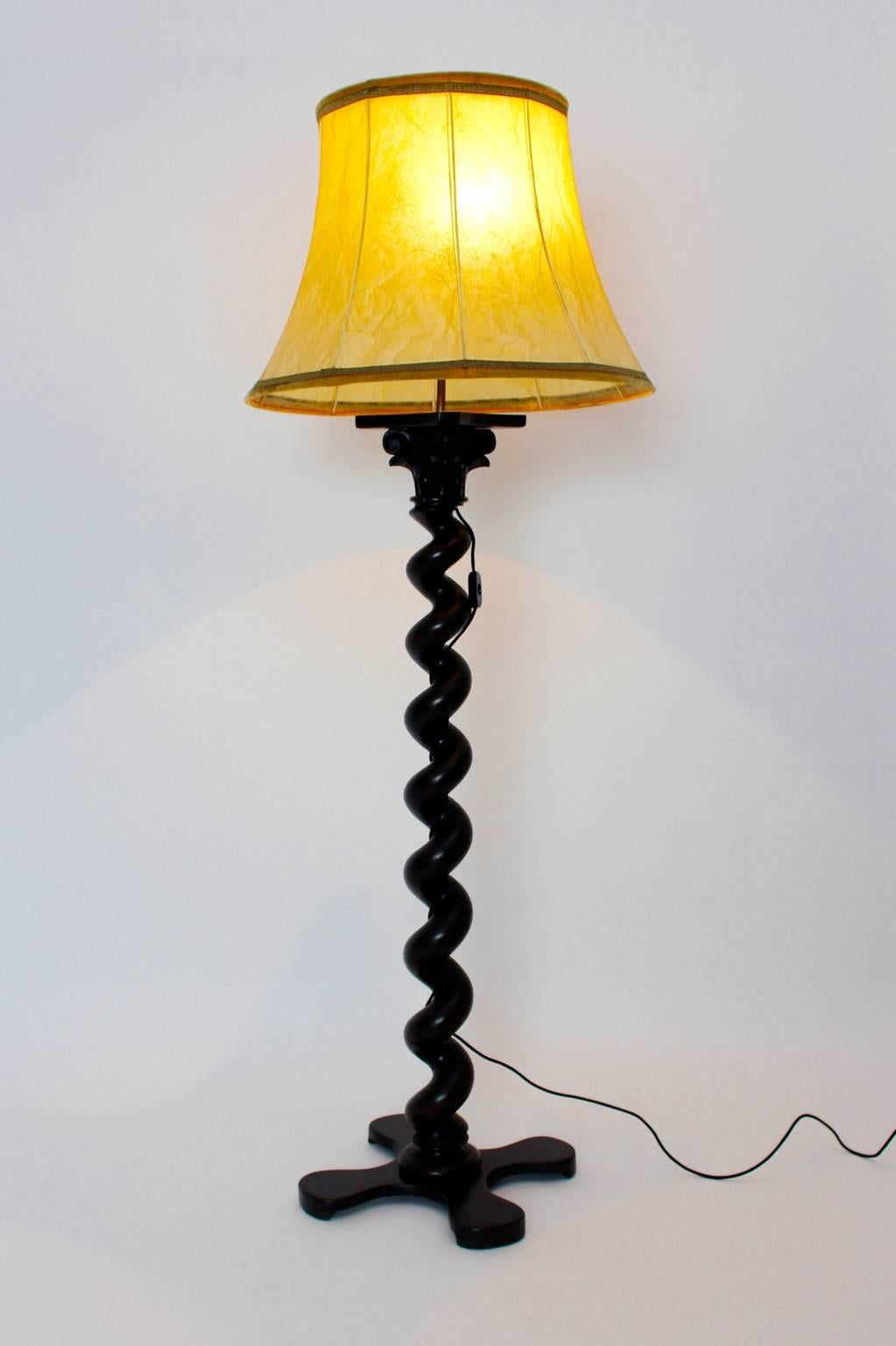 Lampadaire vintage en hêtre de style baroque, Mid Century Modern, années 1950 Bon état - En vente à Vienna, AT