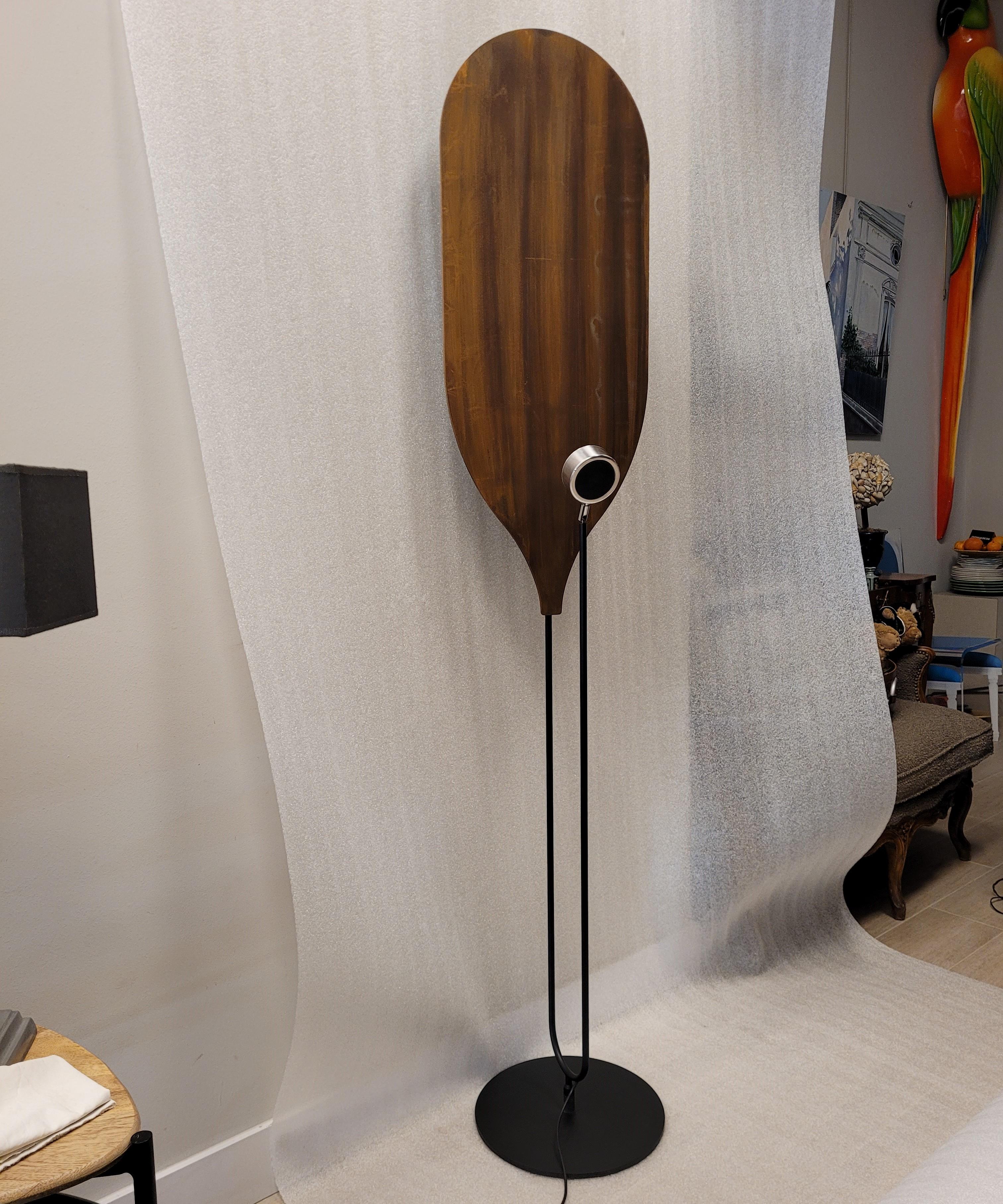 Amazing Robin model floor lamp, designed by Carlo Zerbaro for Roche Bobois. Zerbaro was born into a family of engineers, where he soon developed a talent for industrial design. His designs for the French brand, especially lamps, are characterized by