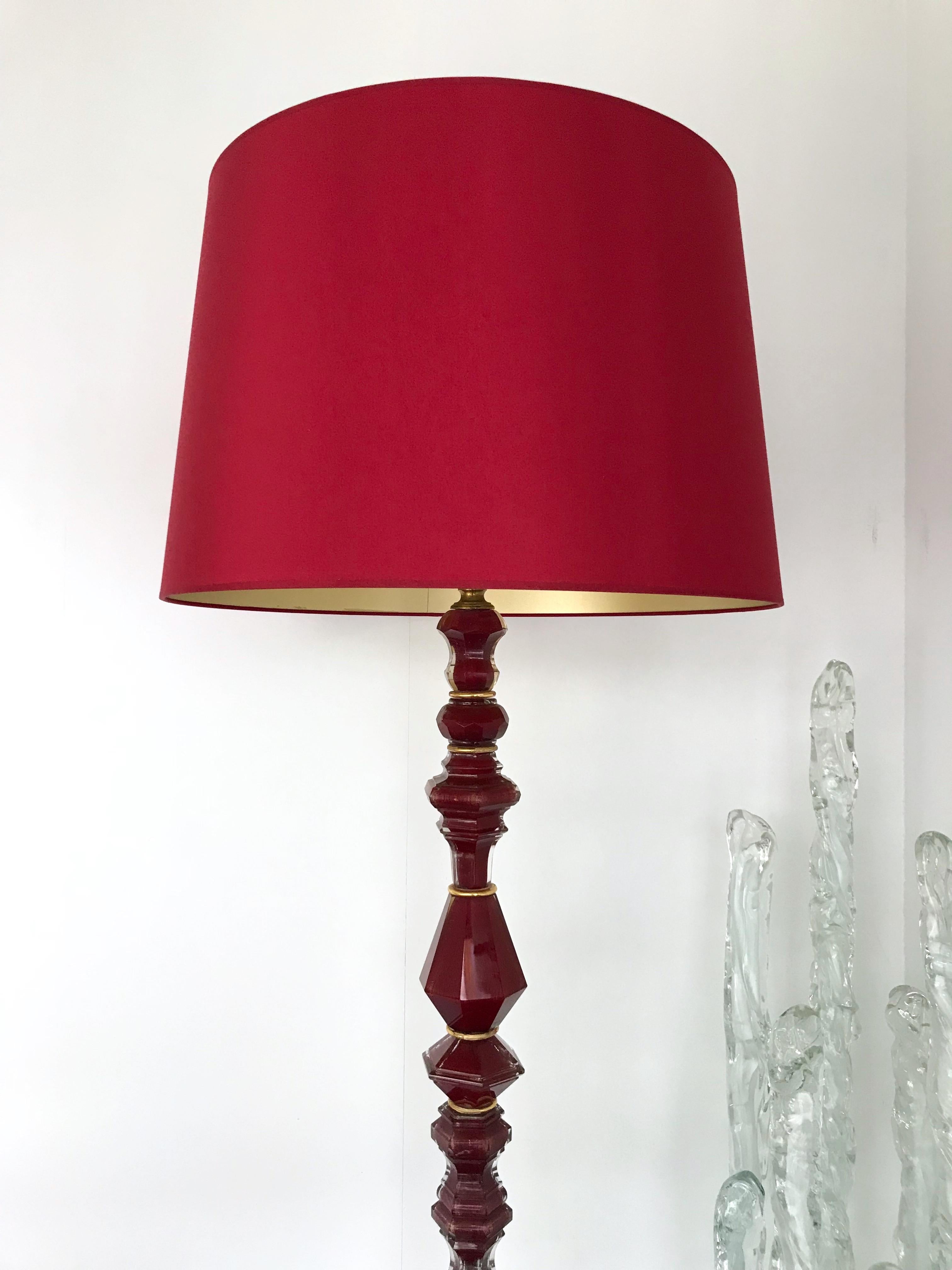 Tall floor lamp in red faceted glass by Maison Bagues,  giltwood intersection. Perfect shade with mat gold interior. Fully rewired. Famous manufacture like Jansen.