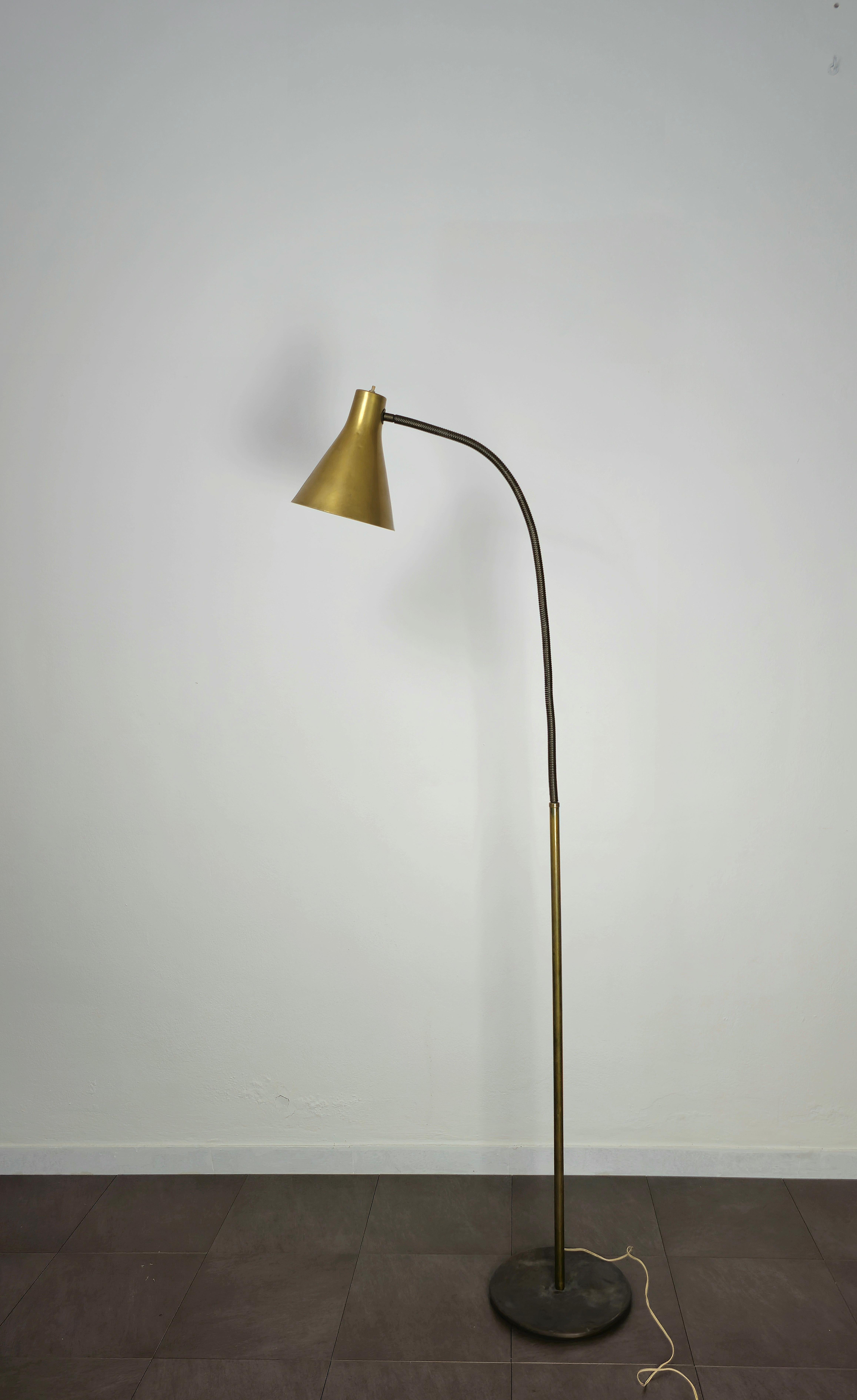 Lampadaire laiton aluminium doré Modernité du milieu du siècle Design italien années 1950 en vente 1