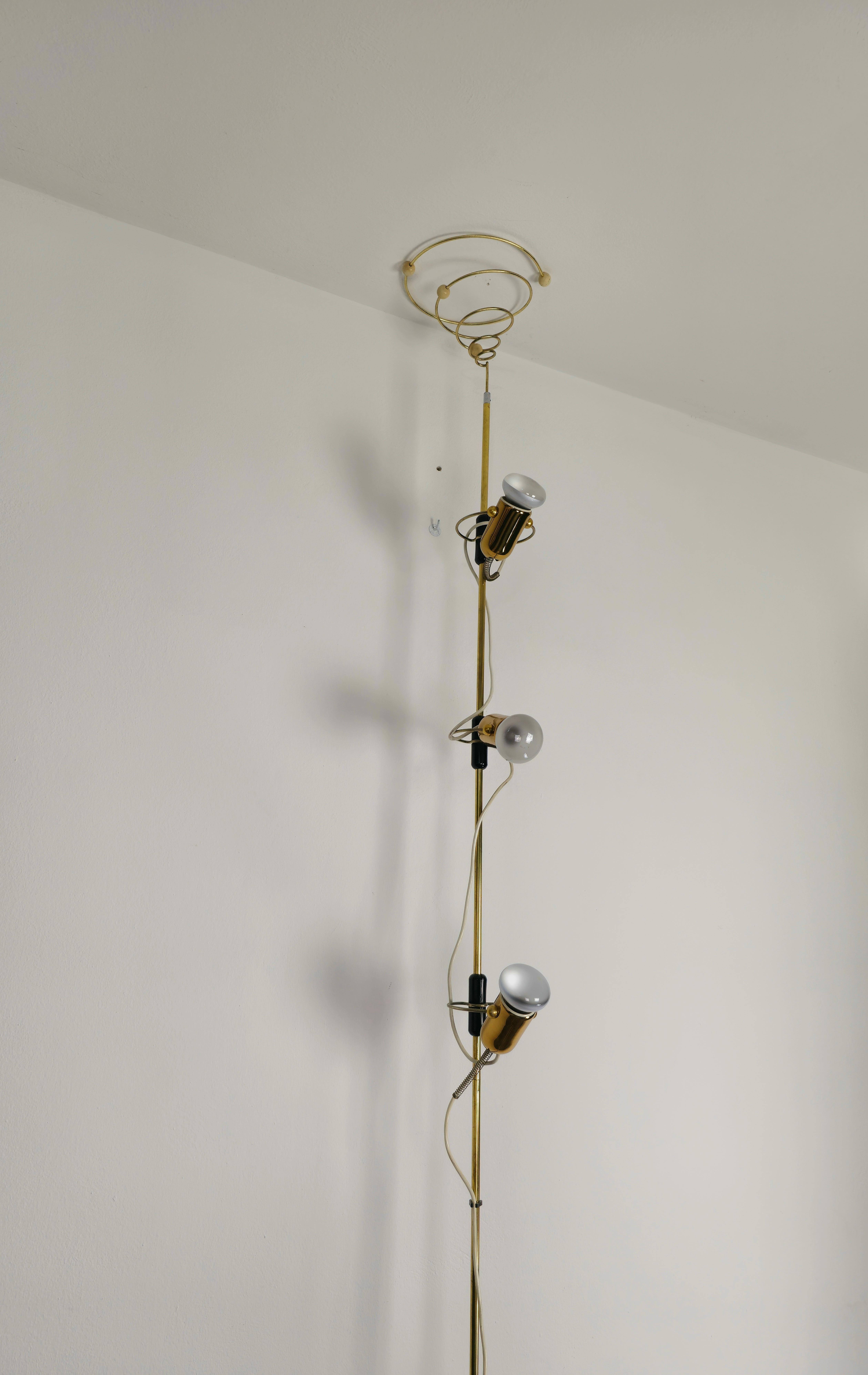 Floor Lamp Brass Golden Metal Francesco Fois for Reggiani Midcentury Italy 1970s In Good Condition In Palermo, IT