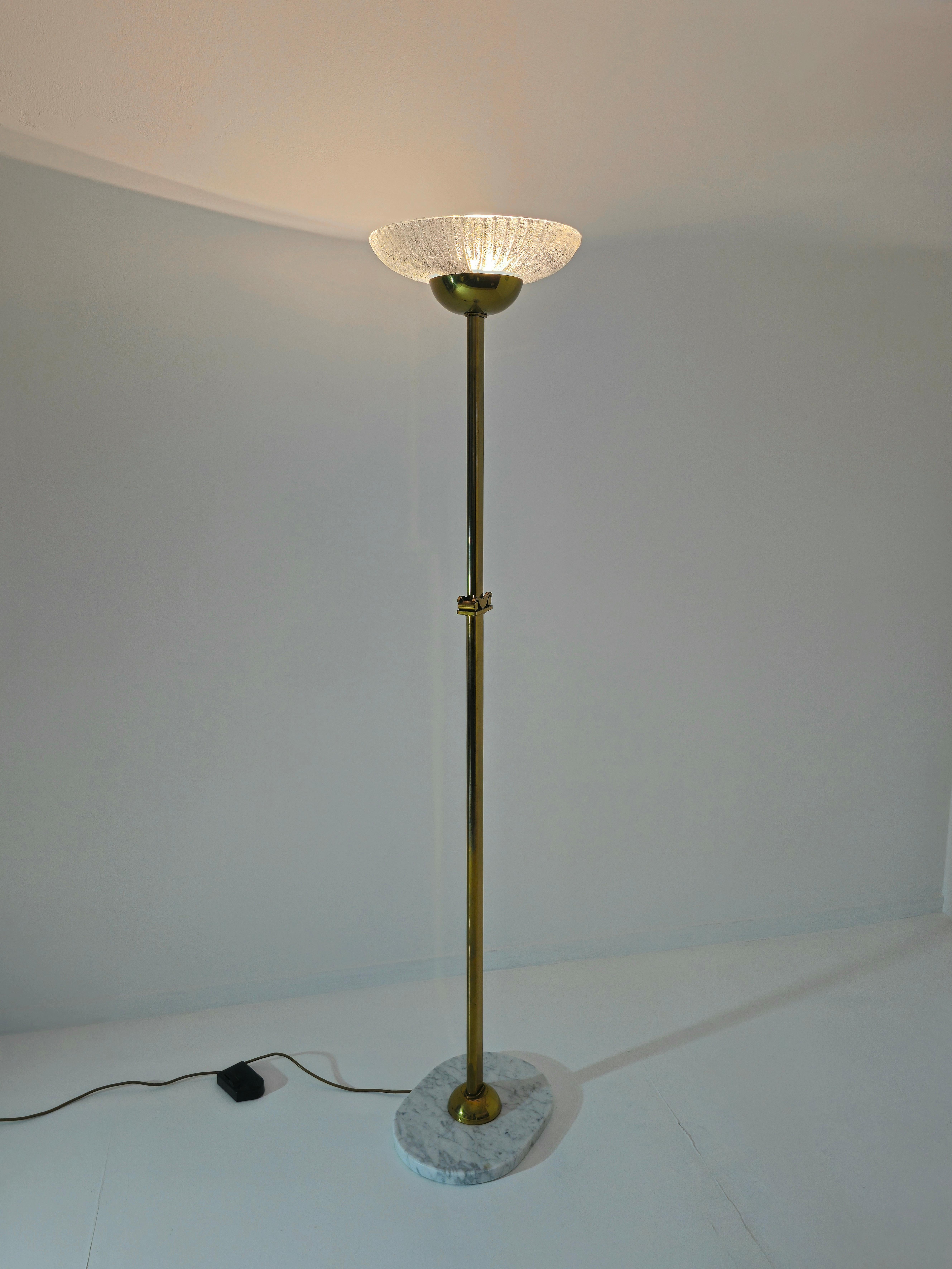 Rare brass floor lamp with thick bubble Murano glass diffuser. Oval brass stem. The oval base is made of white Carrara marble. Made in Italy in the 1970s. Please watch the video and photos carefully, thank you.

1 halogen light
Measurements Murano