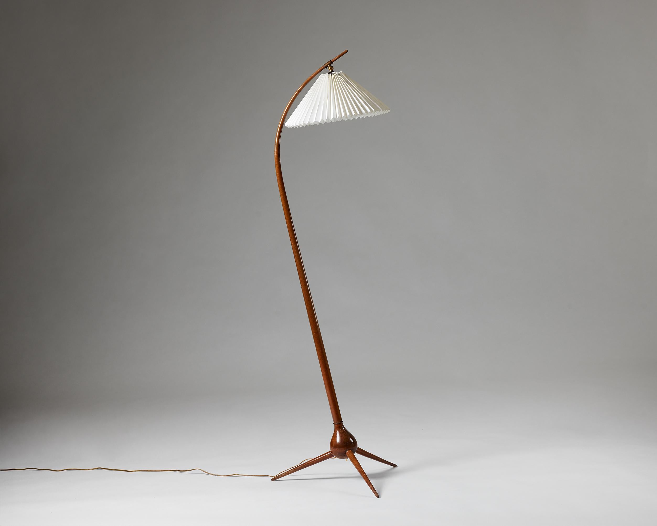 Floor lamp ‘Bridge’ designed by Severin Hansen Jr. for Haslev Möbler,
Denmark, 1950s.

Beech and plastic shades.

This Danish floor lamp ‘Bridge’ was designed by Severin Hansen in the 1950s. The white shade elegantly hangs from a curved beech stem