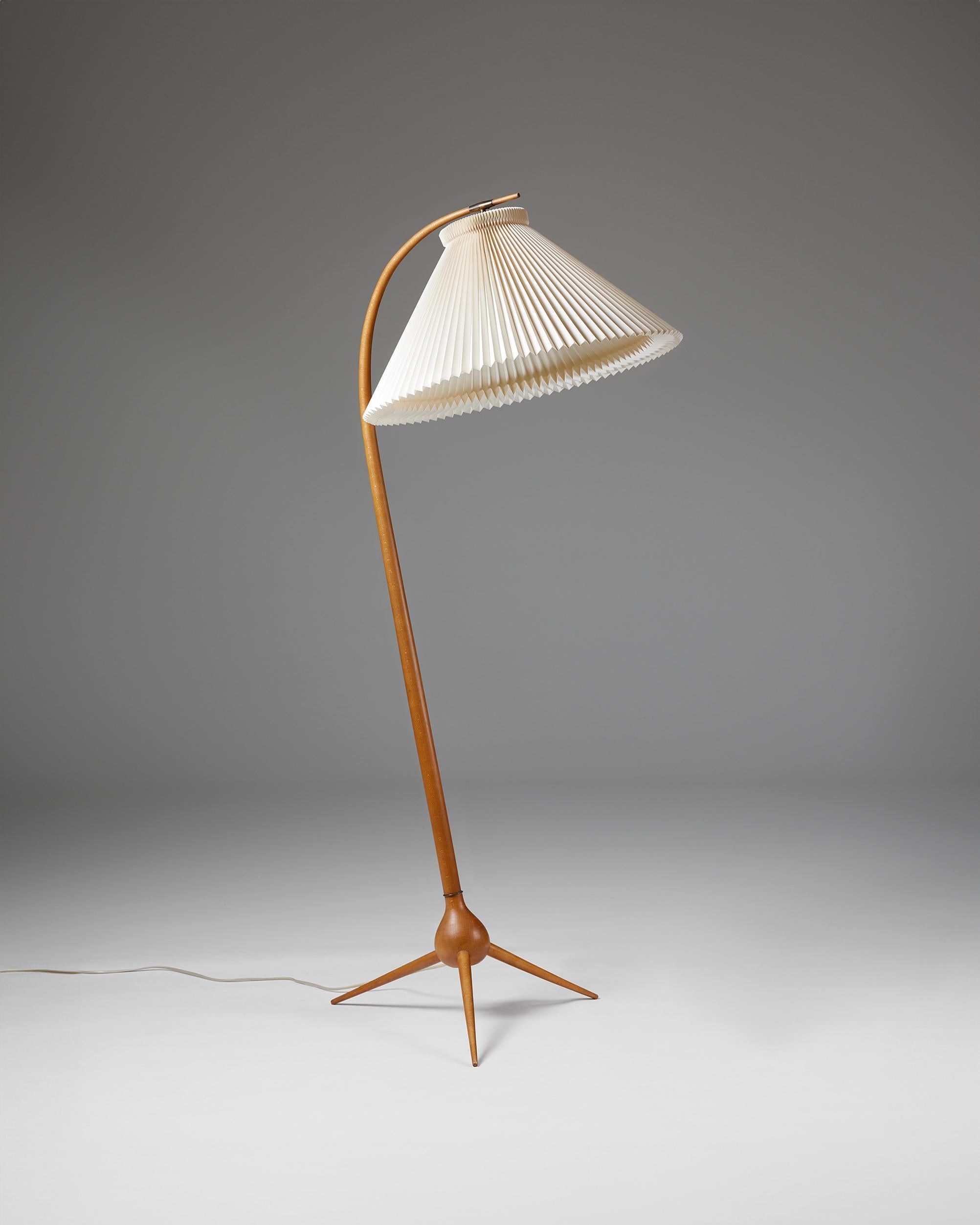 Floor lamp ‘Bridge’ designed by Severin Hansen Jr. for Haslev Möbler, Denmark, 1950s

Beech.

This Danish floor lamp ‘Bridge’ was designed by Severin Hansen in the 1950s. The white shade elegantly hangs from a curved beech stem that balances on