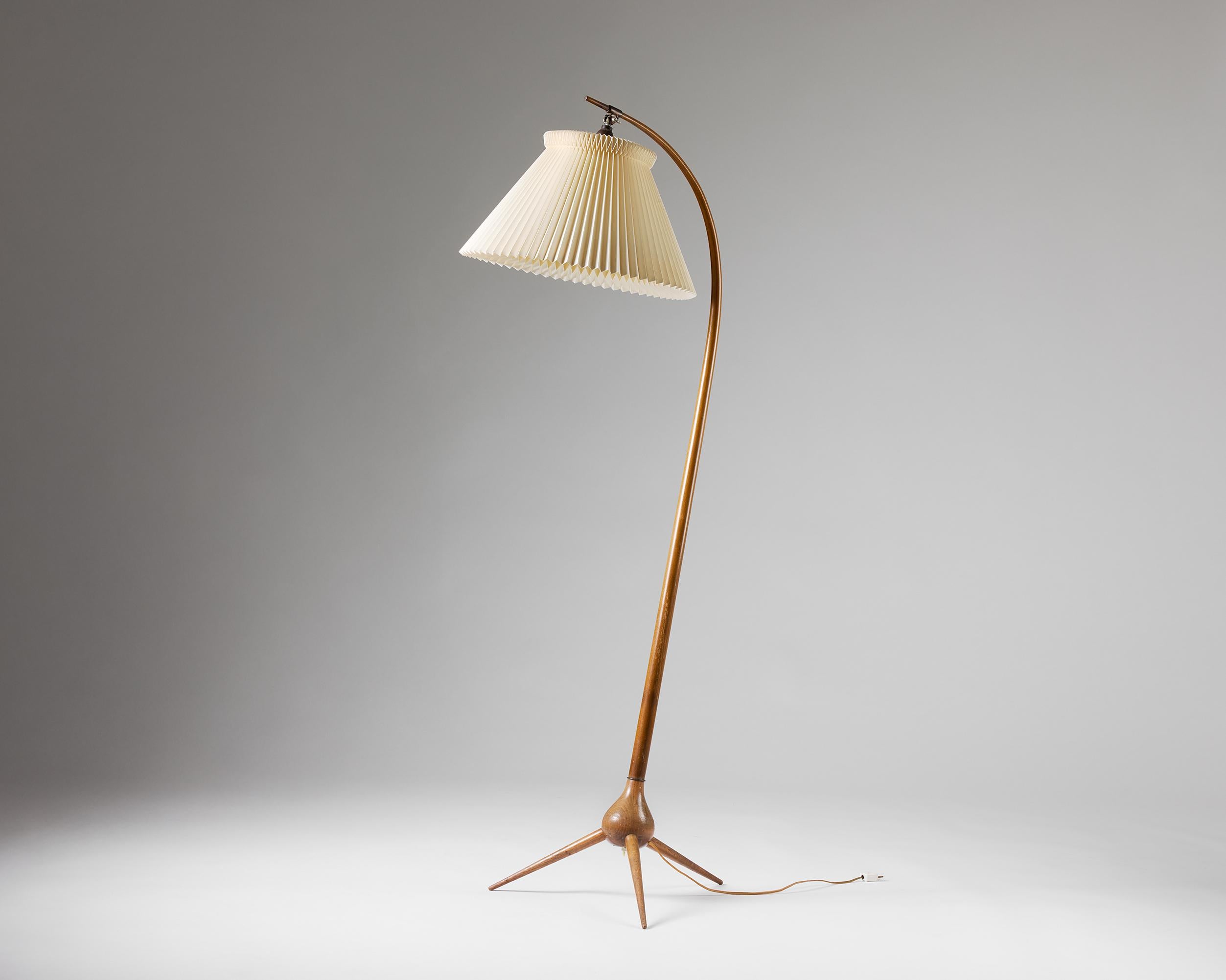 The ‘Bridge’ floor lamp, designed by Severin Hansen Jr for Haslev Møbelsnedkeri in Denmark during the 1950s, exemplifies the refined craftsmanship and organic minimalism that define mid-century Scandinavian design.
The name “Bridge” is thought to