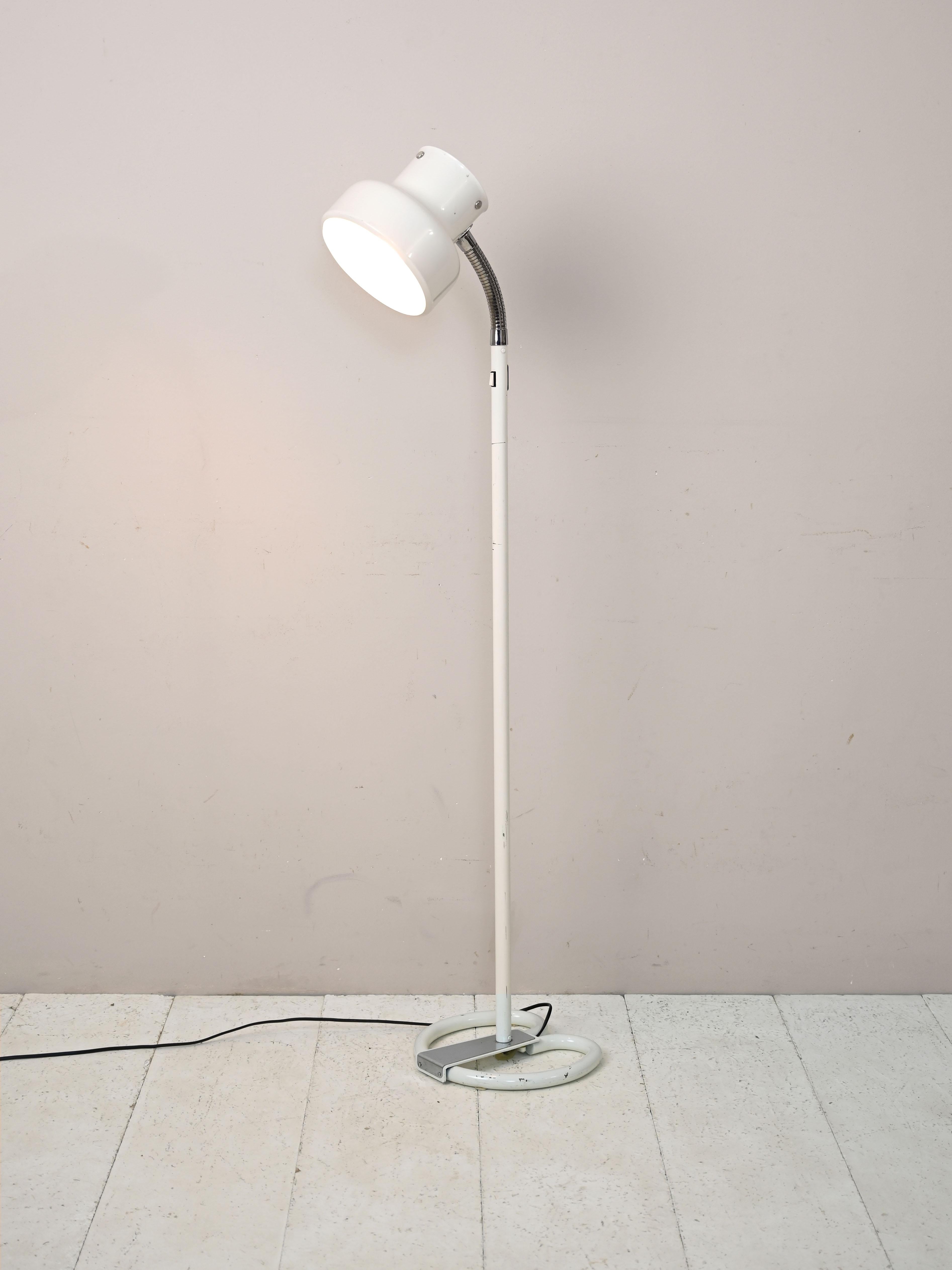 White lacquered metal floor lamp produced by Ateljé Lyktan.

This lamp model designed by Anders Pehrson is part of the Bluming series. The design features a lampshade that can be adjusted to different positions and a tubular metal base.

Good