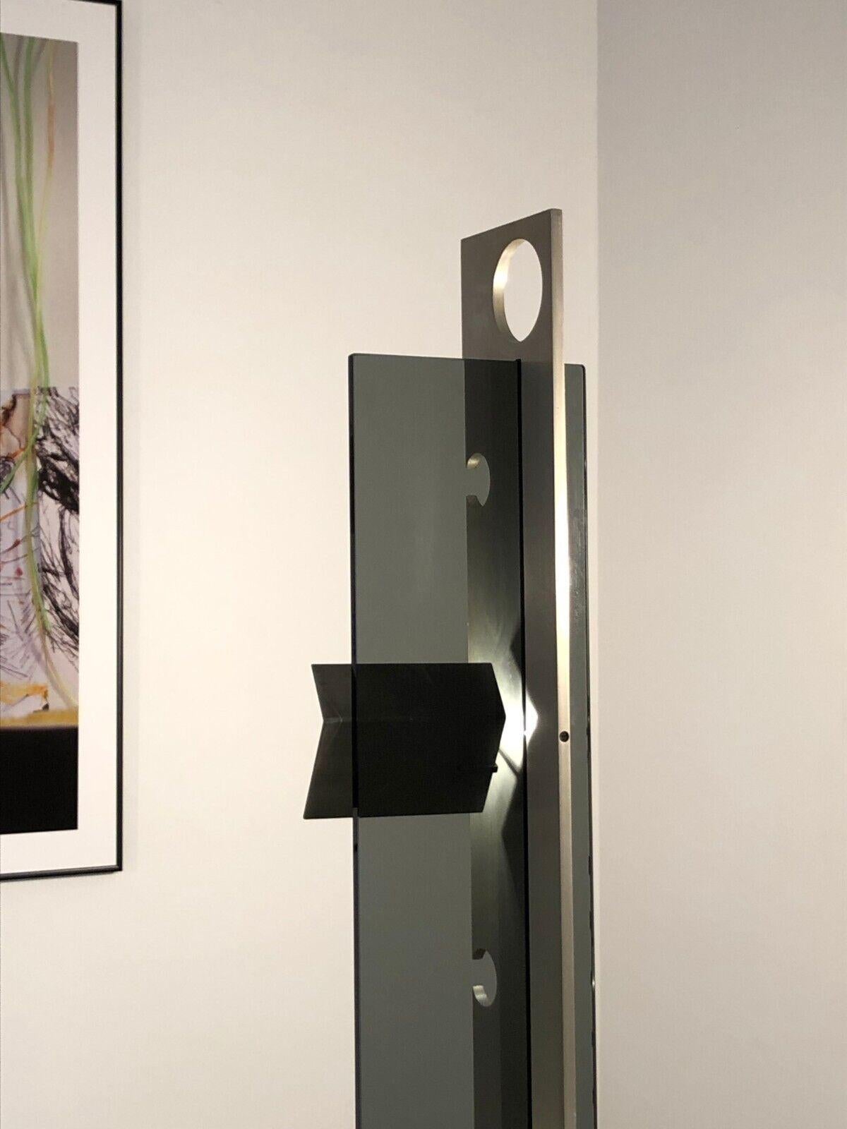 Rare lampadaire d'Angelo Brotto, édition Esperia, Italie 1960-1970. Inspiré par le constructivisme, le modernisme et l'AGE, ce lampadaire possède une base en X en métal laqué noir, un axe central en acier avec 5 perforations (quatre utiles et une