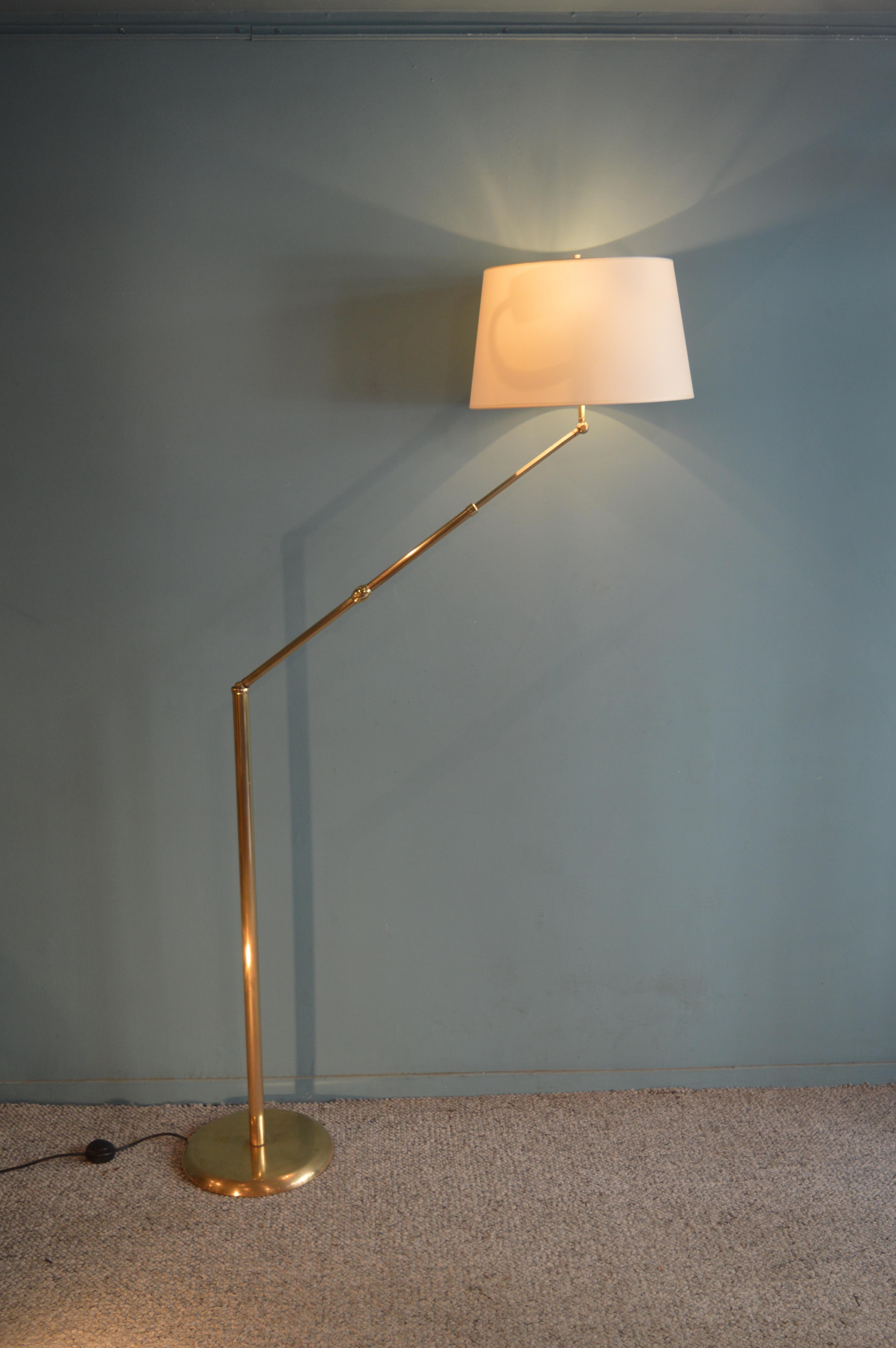 Adjustable floor lamp in brass by Angelo Lelli, circa 1960.
Italian work, circa 1960.
Of a very high quality, this floor lamp is telescopic and have two patellas so you can move it in many differents positions.
Monogram 
