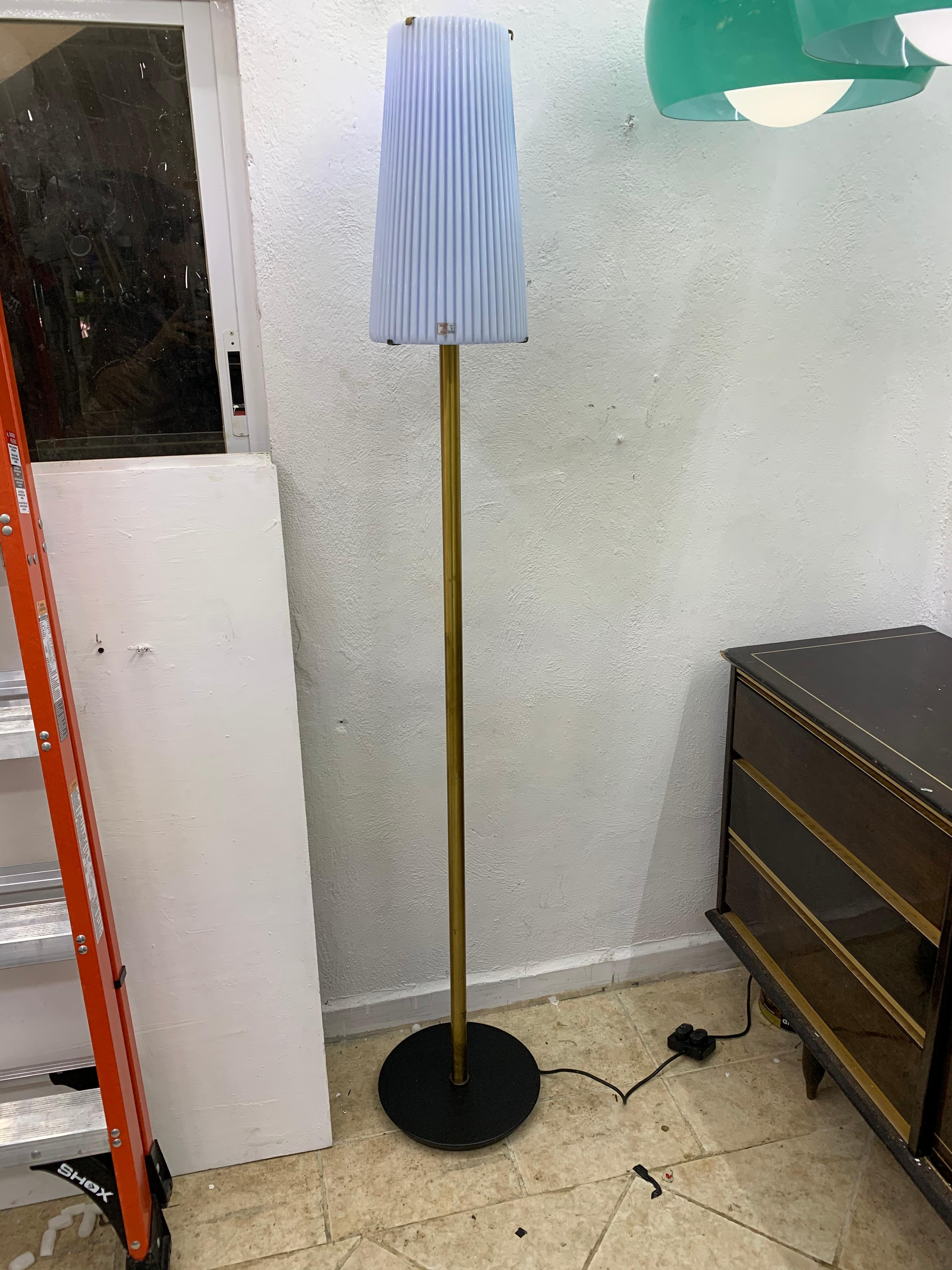 Mid-Century Modern Floor Lamp by Aureliano Toso in Murano Glass and Brass, Italy, circa 1975 For Sale