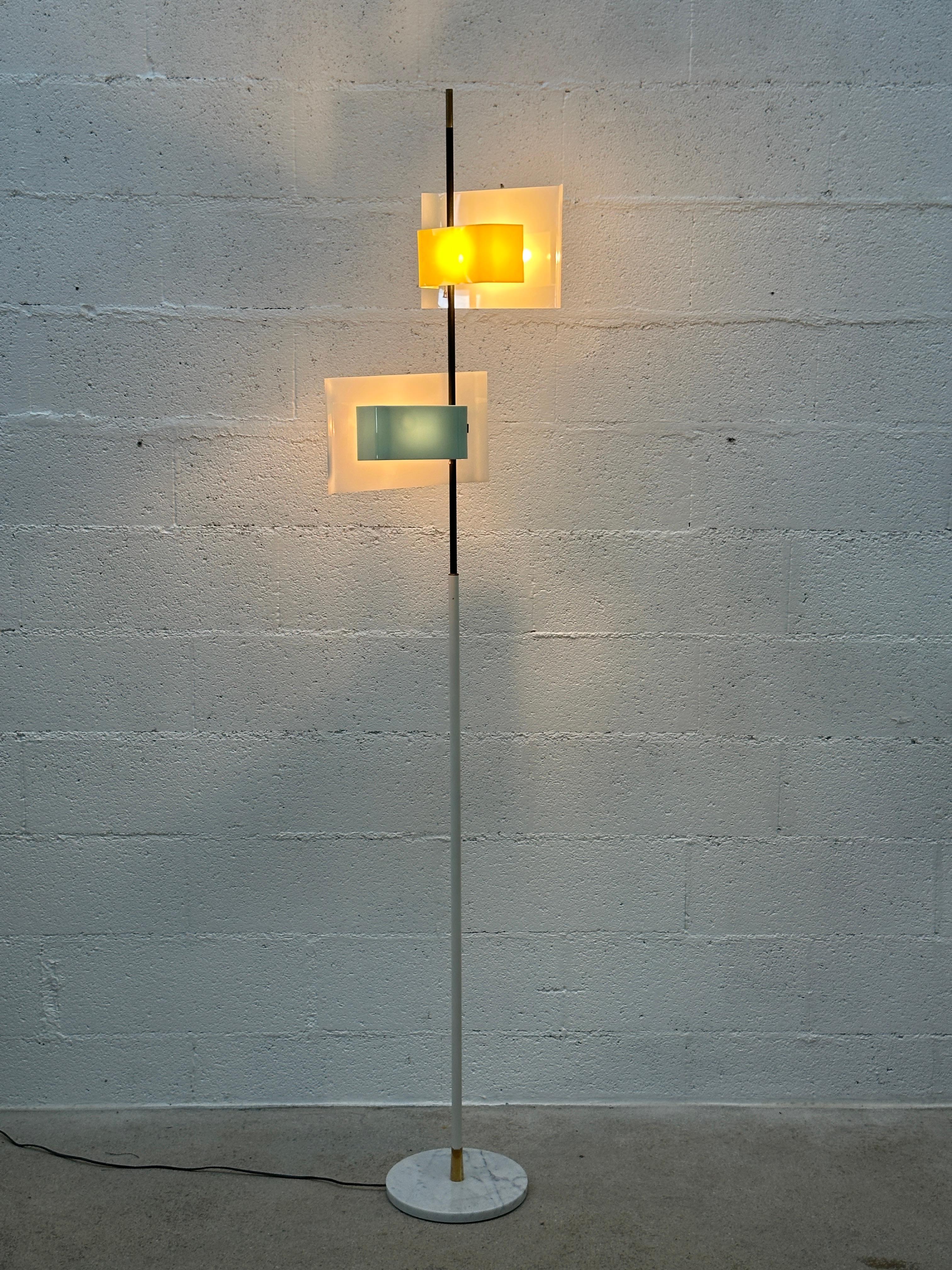 Spektakuläre große skulpturale Lampe von Bruno Gatta, hergestellt von Stilnovo, Italien, 1955.
Minimalistische Lampe mit einem mattschwarz lackierten Arm, einem gelben und pastellblauen Plexiglasdiffusor und Messingdetails.
Die Lampe wirft ein